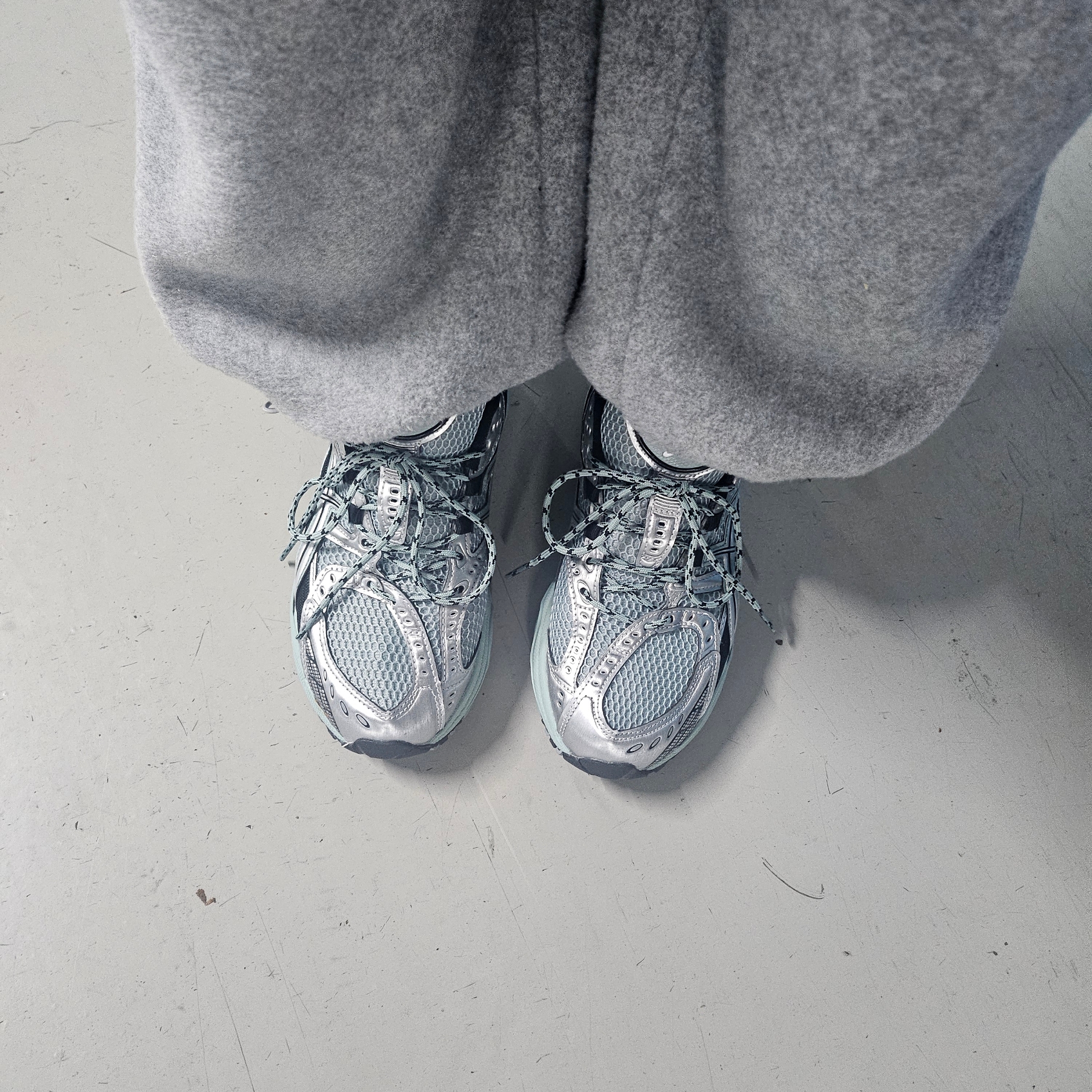 Asics Gel-Nimbus 10.1 Piedmont Grey Pure Silver 착용 스타일 - 1