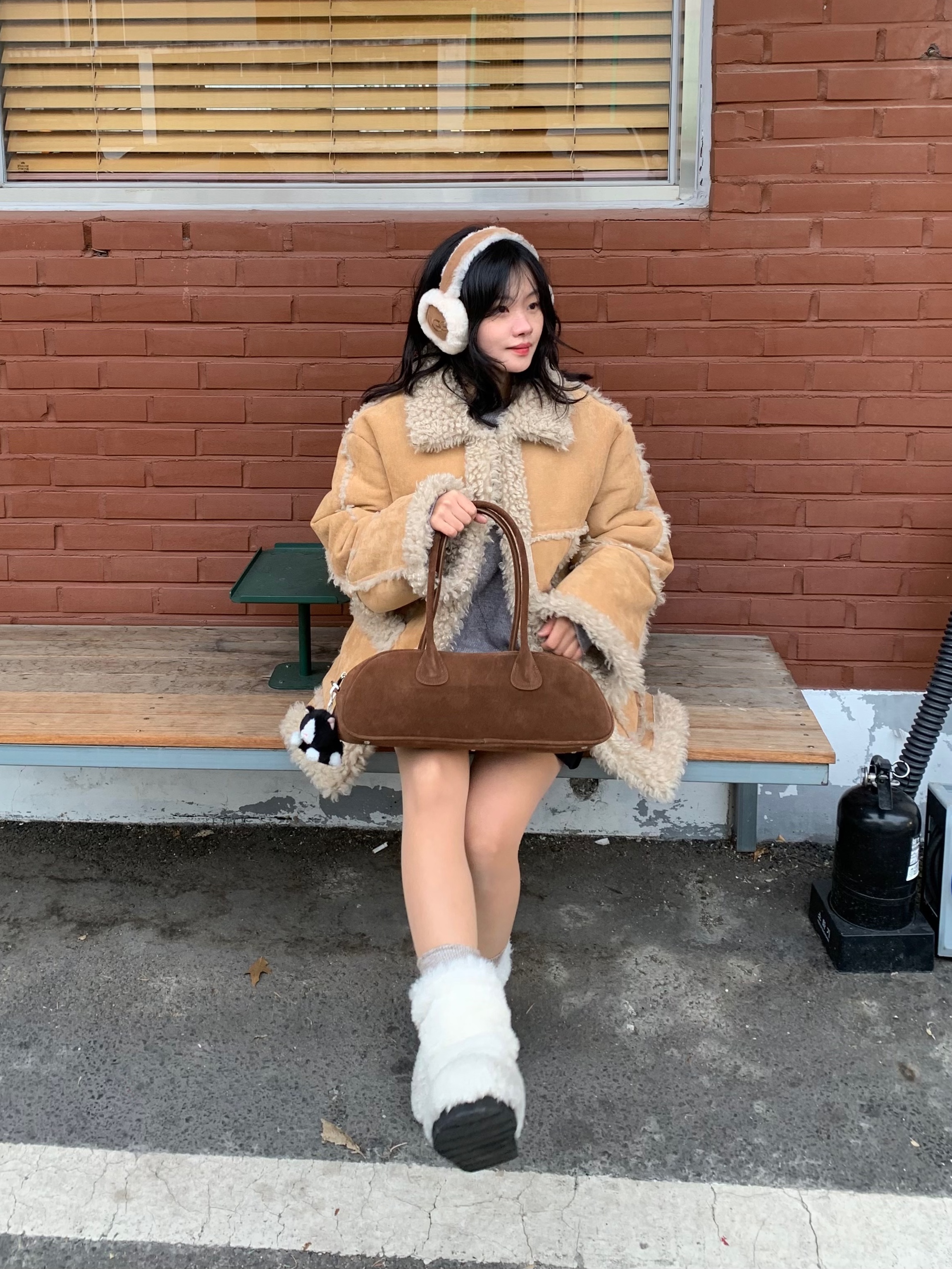 (W) UGG Embroidered Logo Earmuff Chestnut 착용 스타일 - 2