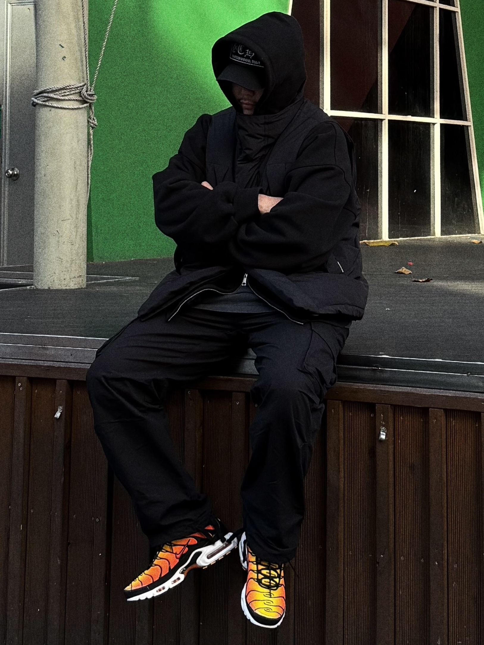 Chrome Hearts CH Hollywood Trucker Hat Black, Nike Air Max Plus Bright Ceramic and Tour Yellow 착용 스타일 - 3