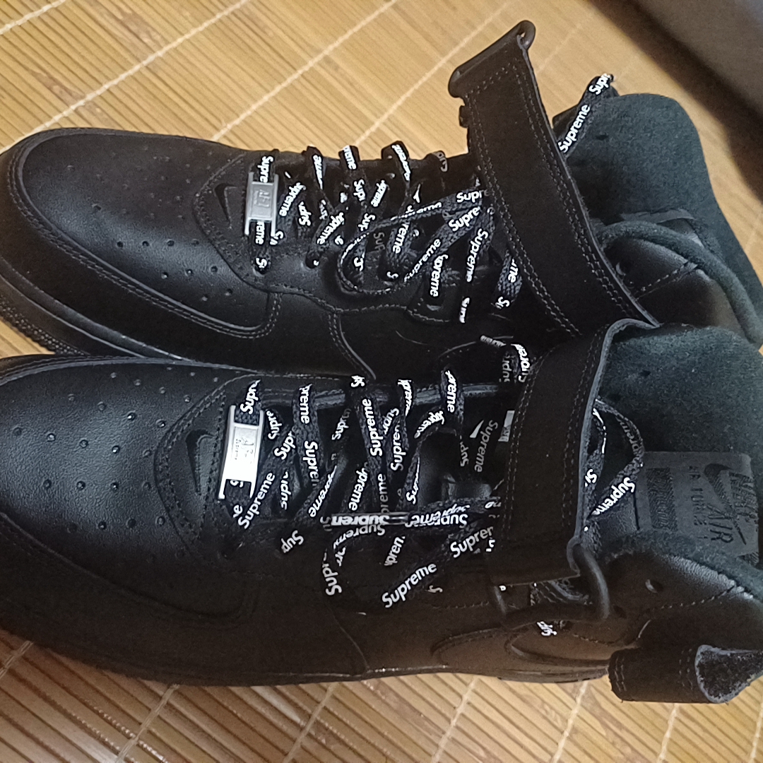 Nike x Supreme Air Force 1 Mid Black 착용 스타일 - 2