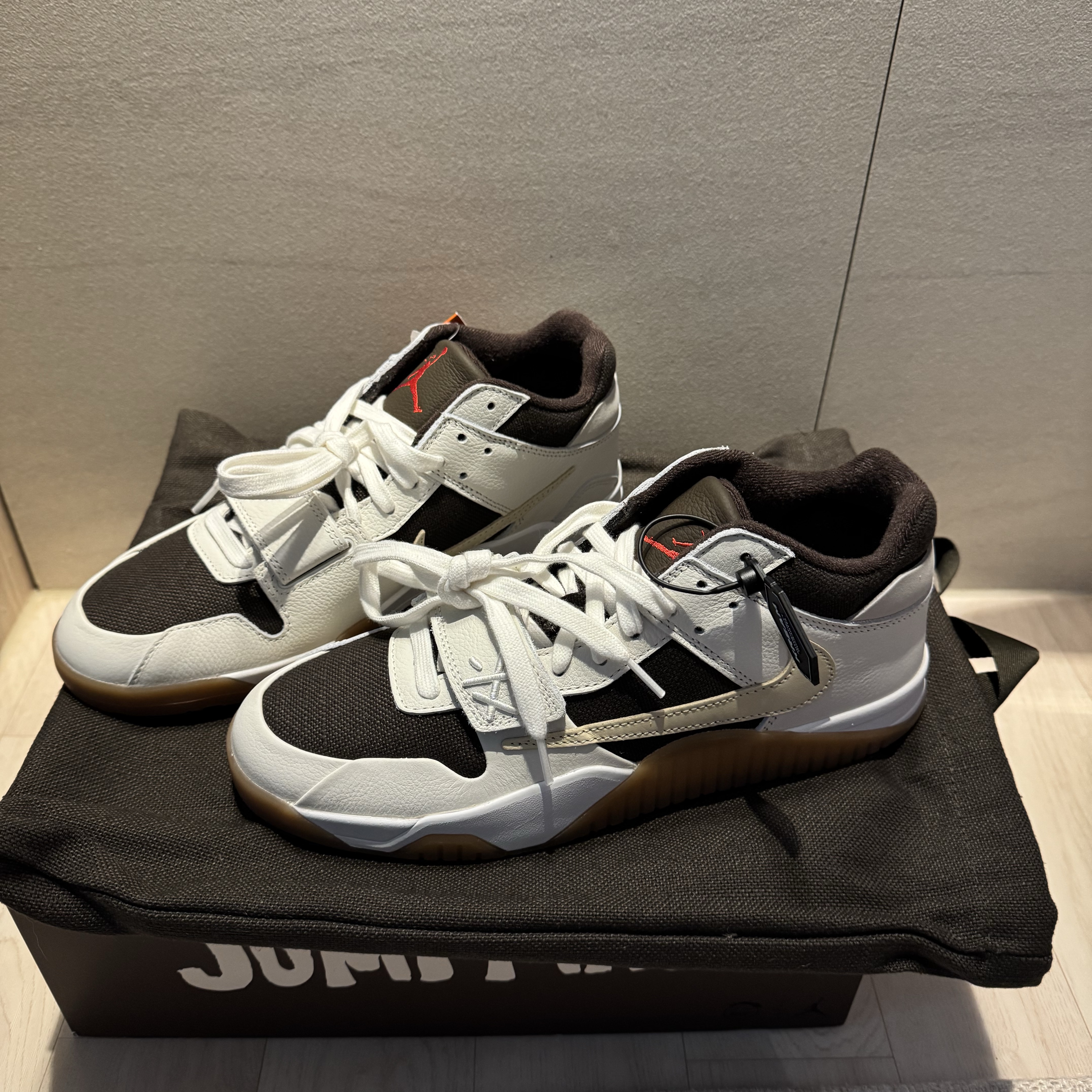 Jordan x Travis Scott Jumpman Jack TR Sail and Dark Mocha, Jordan x Travis Scott Jumpman Jack TR Black and Dark Mocha 착용 스타일 - 2