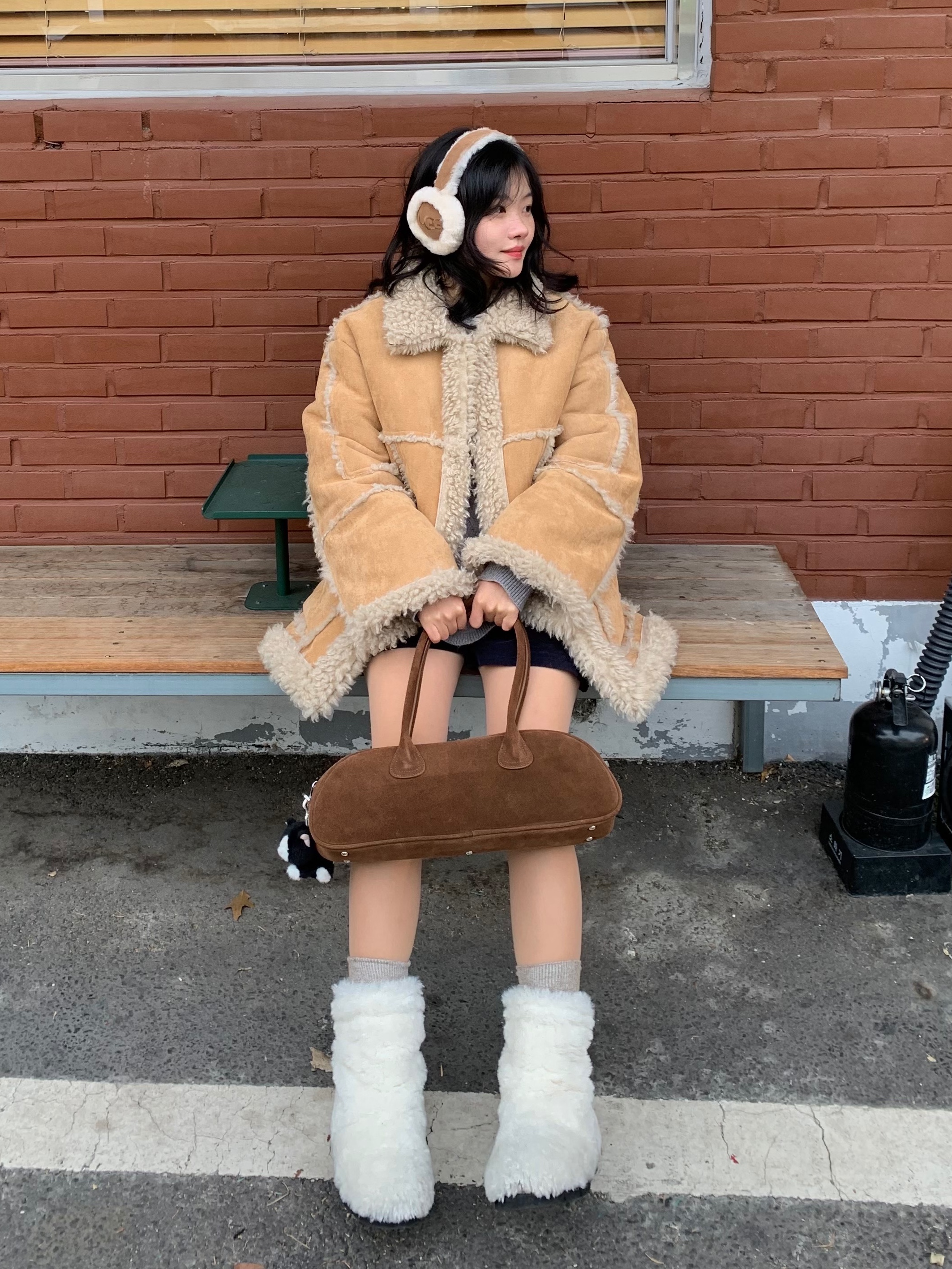 (W) UGG Embroidered Logo Earmuff Chestnut 착용 스타일 - 1