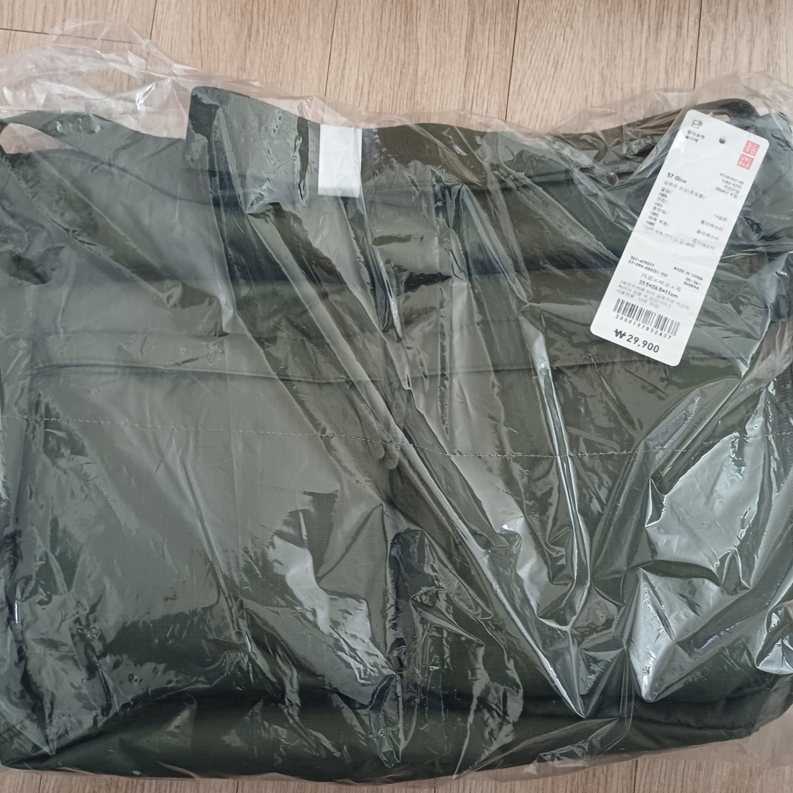 Uniqlo Multi Pocket Shoulder Bag Olive 착용 스타일 - 2