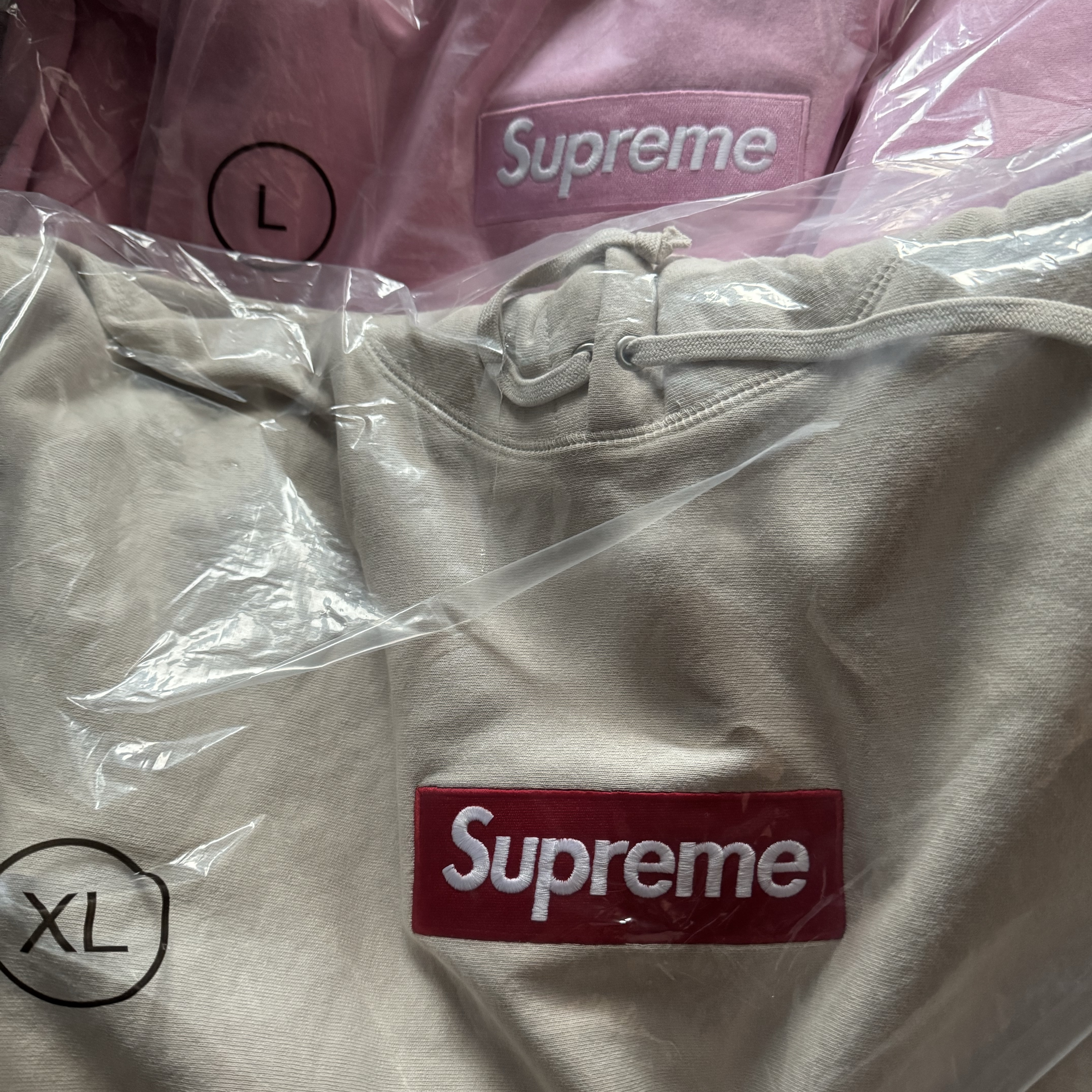 Supreme Box Logo Hooded Sweatshirt Stone - 24FW, Supreme Box Logo Hooded Sweatshirt Dusty Pink - 24FW 착용 스타일