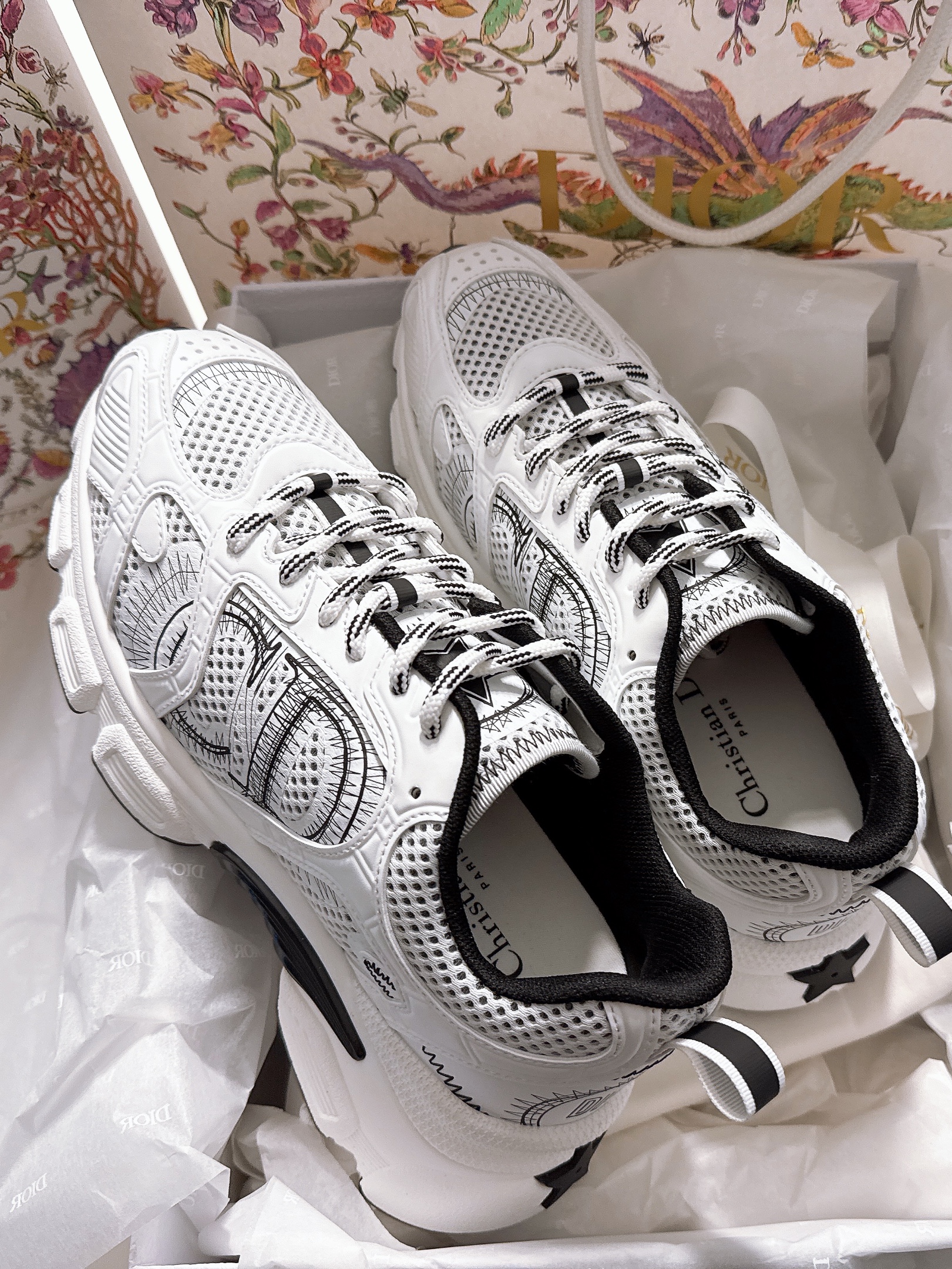 (W) Dior Chrono Sneakers Mesh Laminated Leather White Black 착용 스타일 - 2