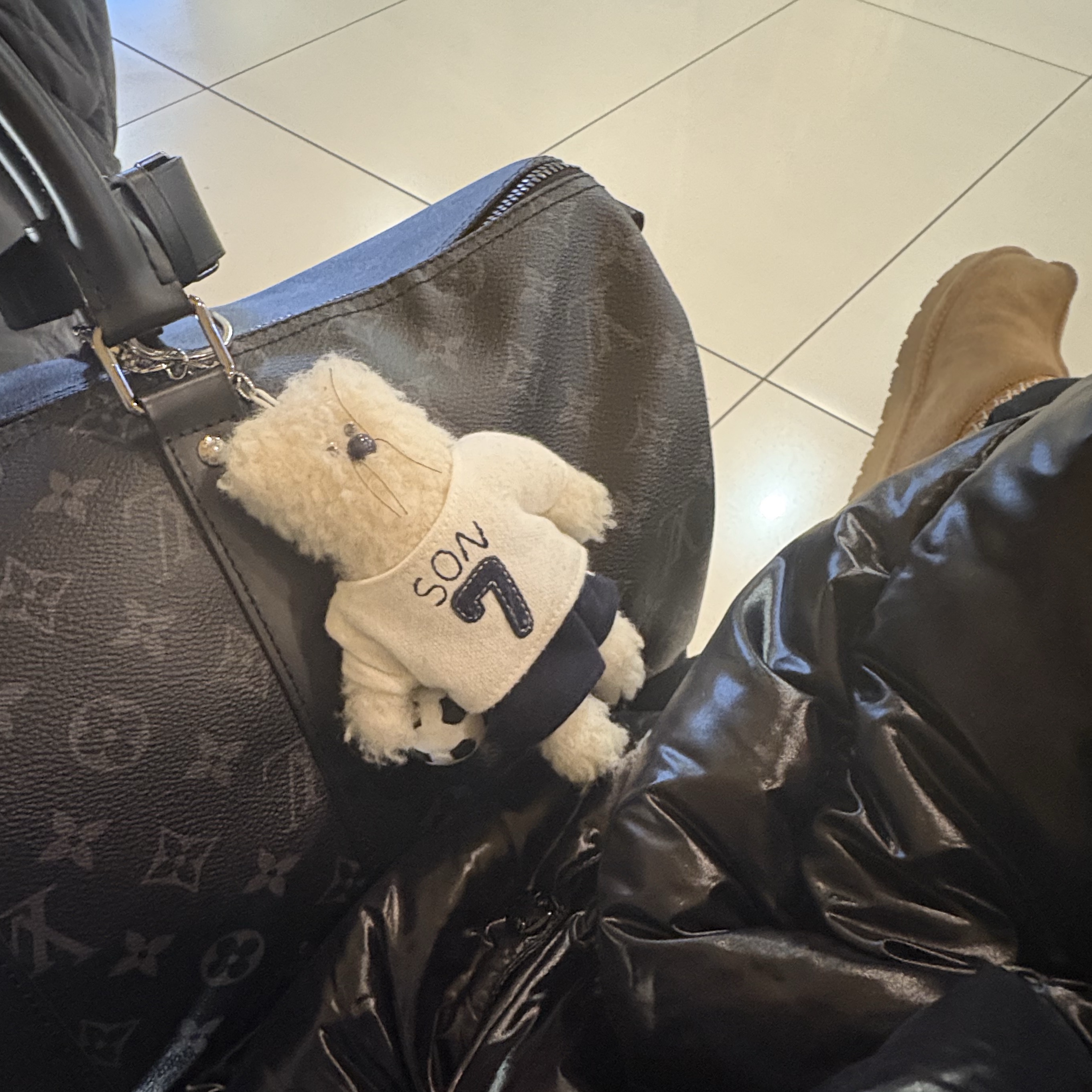 Louis Vuitton Keepall Bandouliere 55 Monogram Eclipse Grey, Monamhee x NOS7 SON.hee Keyring Cream 착용 스타일