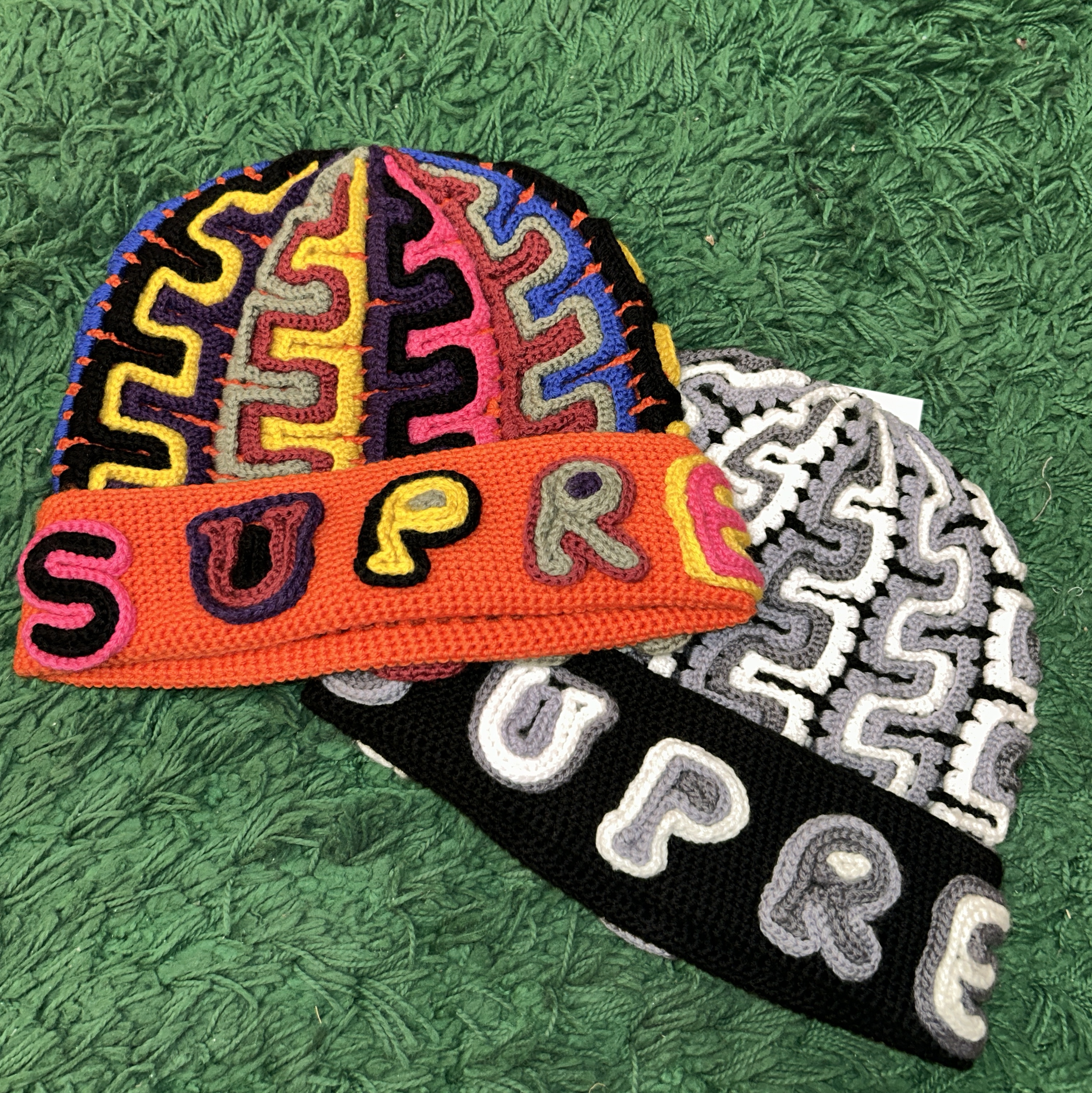 Supreme Yarn Applique Beanie Dark Orange - 24FW, Supreme Yarn Applique Beanie Black - 24FW 착용 스타일 - 3