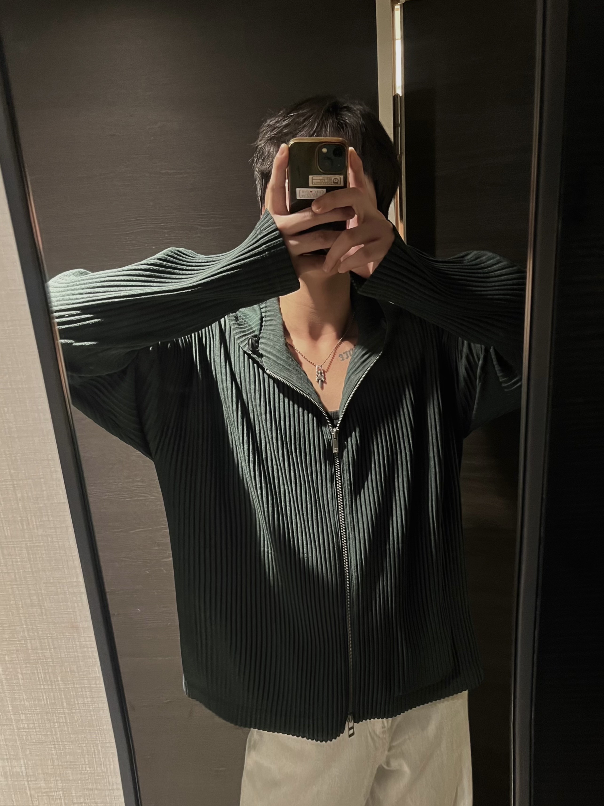 Homme Plisse Issey Miyake MC August Hoodie Dark Green 착용 스타일 - 1