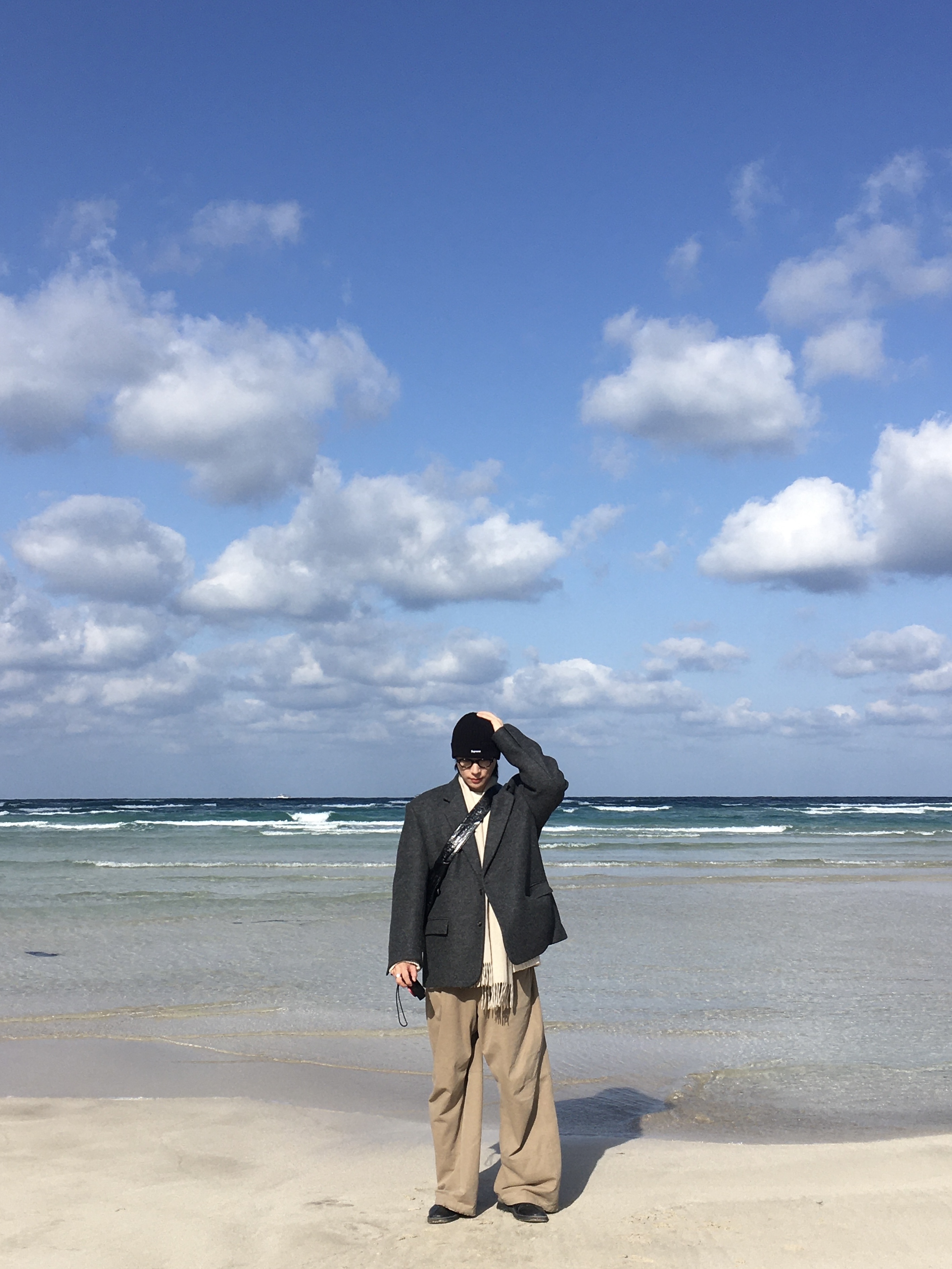 Supreme Overdyed Beanie Black 착용 스타일 - 2