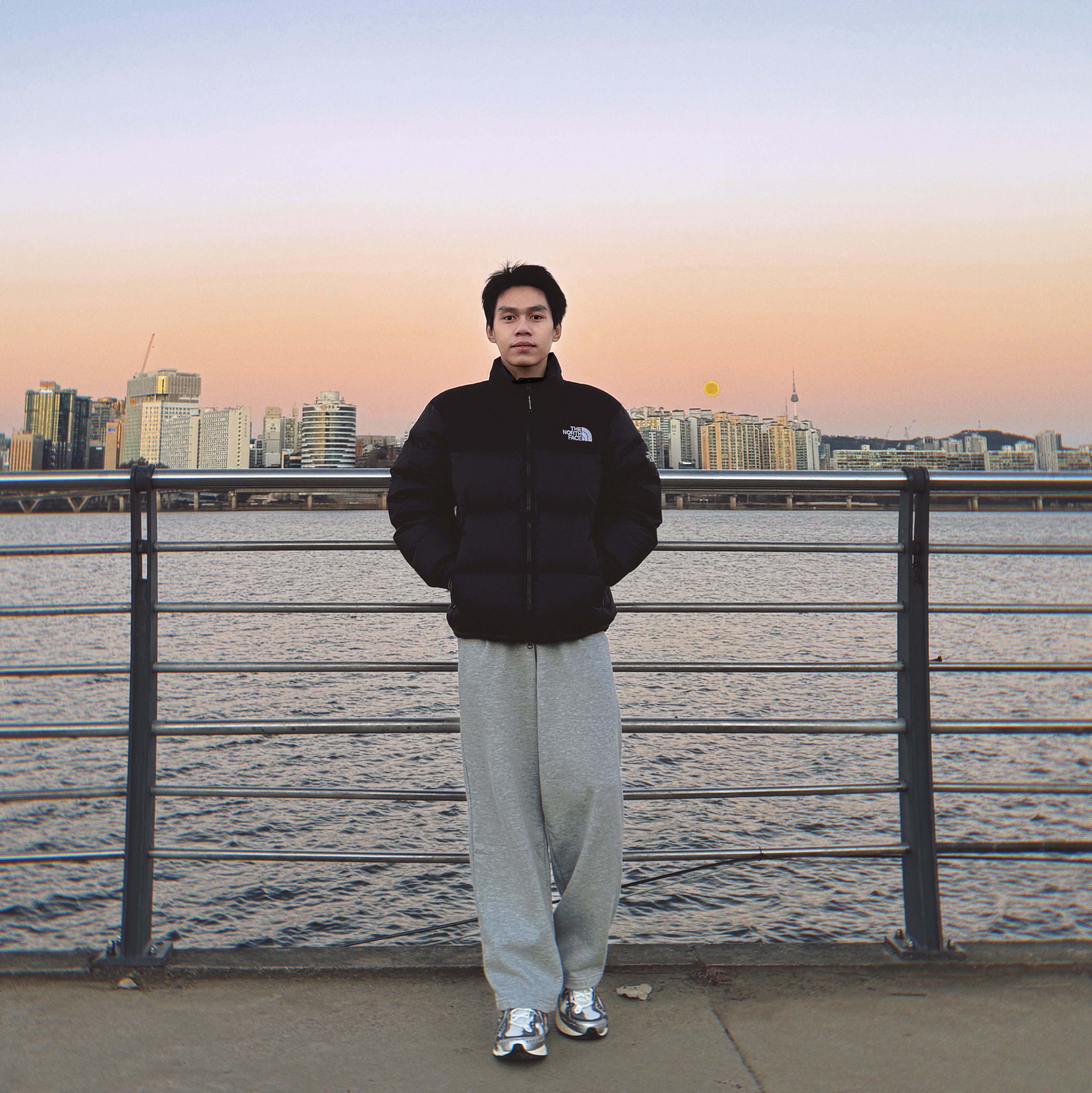 New Balance 1906A Silver Metallic Castlerock, The North Face White Label Novelty Nuptse RDS Down Jacket Real Black 착용 스타일