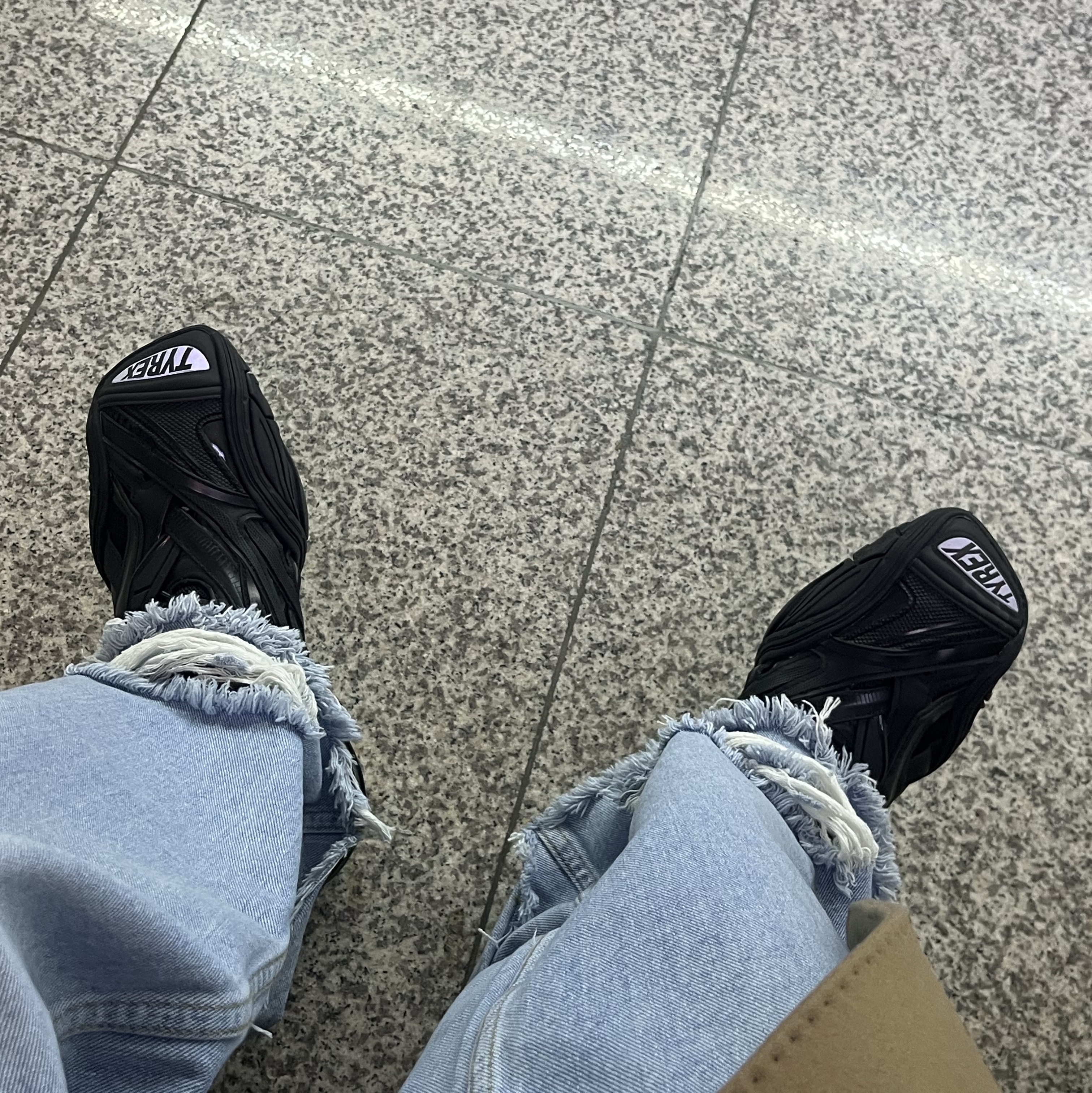 Balenciaga Tyrex Sneakers Black 착용 스타일 - 2