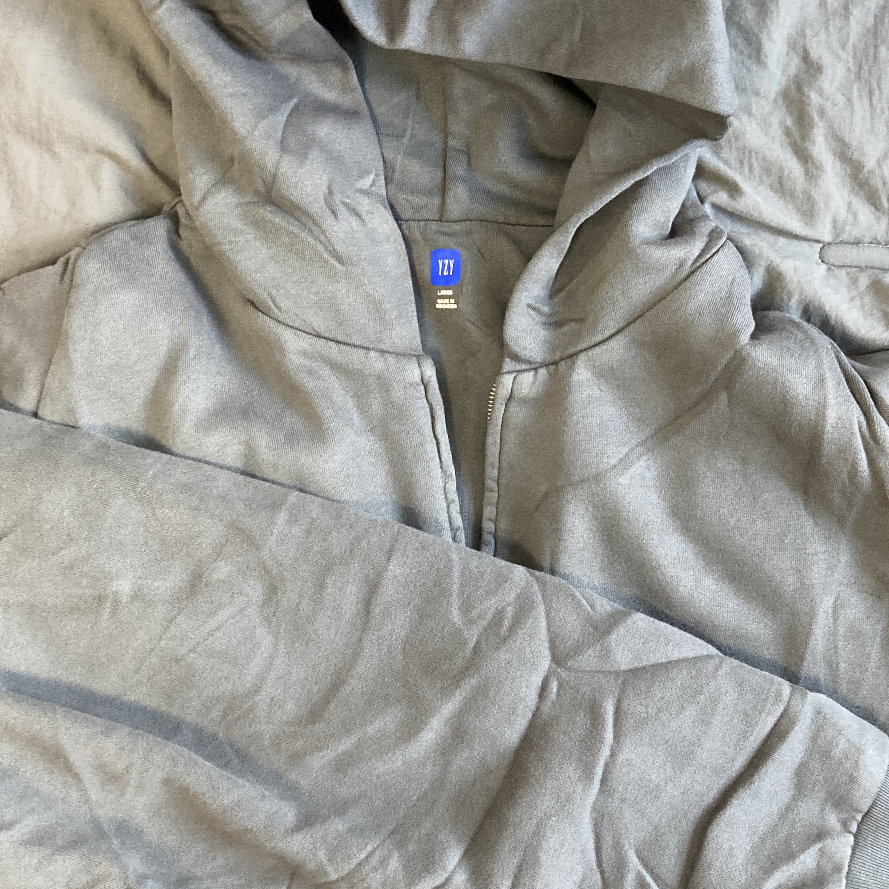 Yeezy YZY Zip-Up Hoodie Dark Grey, Yeezy x Gosha Rubchinskiy YZY Black Dogs Jogger Heather Grey 착용 스타일 - 1
