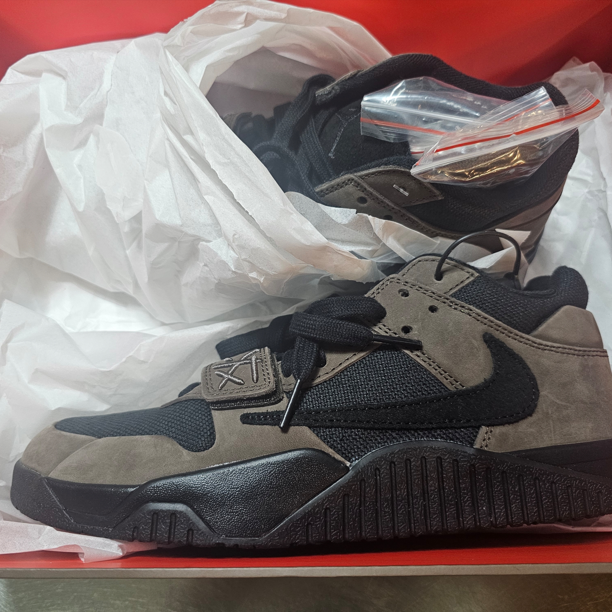 Jordan x Travis Scott Jumpman Jack TR Black and Dark Mocha 착용 스타일