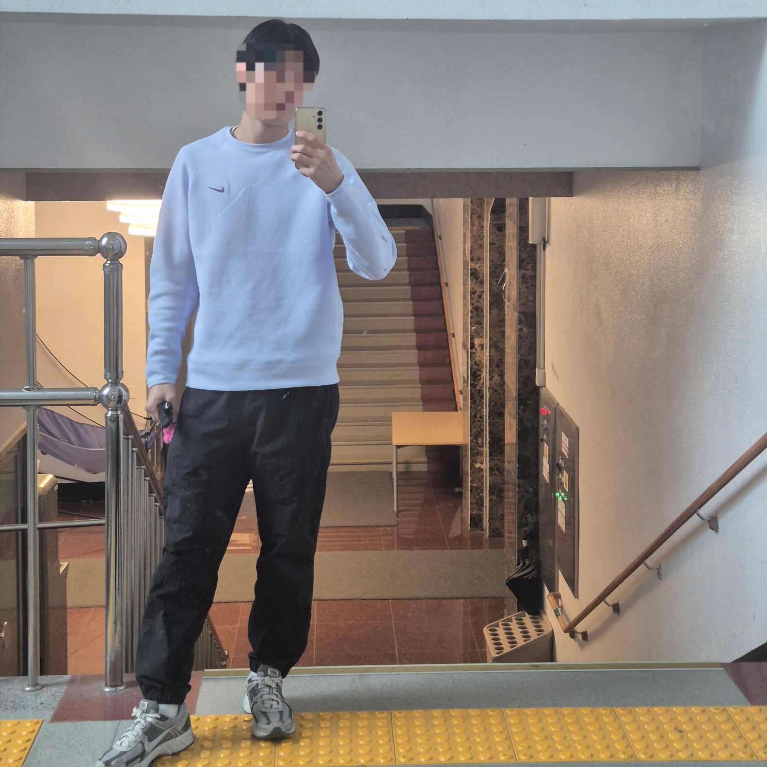 Nike x Drake Nocta Tech Fleece Crew Palest Purple (FD8457-568), Nike Zoom Vomero 5 PRM Light Iron Ore and Flat Fewter 착용 스타일 - 2
