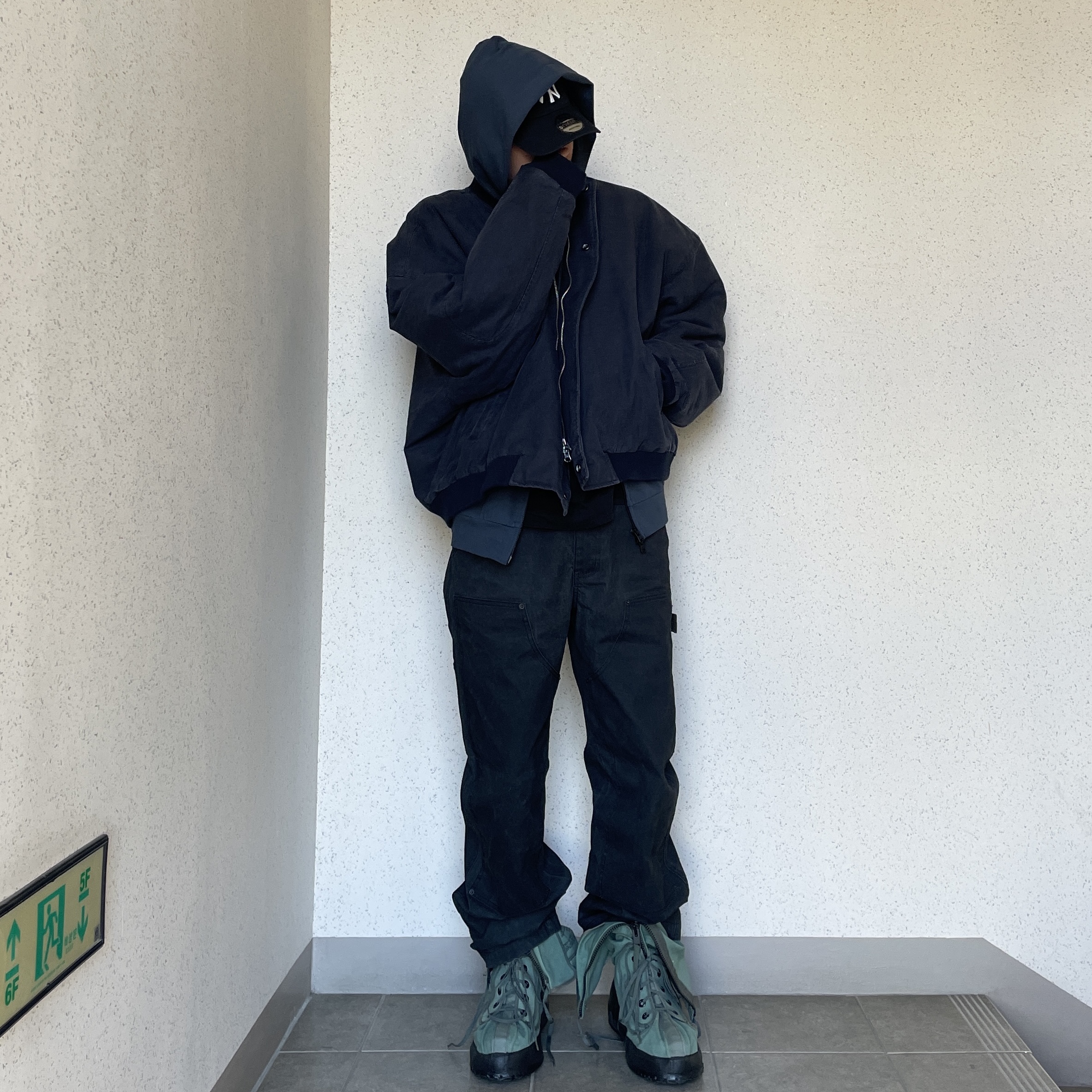 Nonnod Sulfur Dye Serge Bomber Jacket Vintage Navy Black, New Era x MoMA New York Yankees Cap Black 착용 스타일 - 2