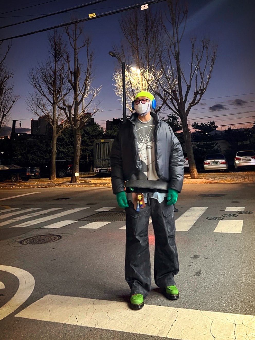 Dr. Martens x Awake NY Lowell Hair On Leather Moc Toe Shoes Green, Bensimon Finger Hole Gloves Green 착용 스타일 - 2