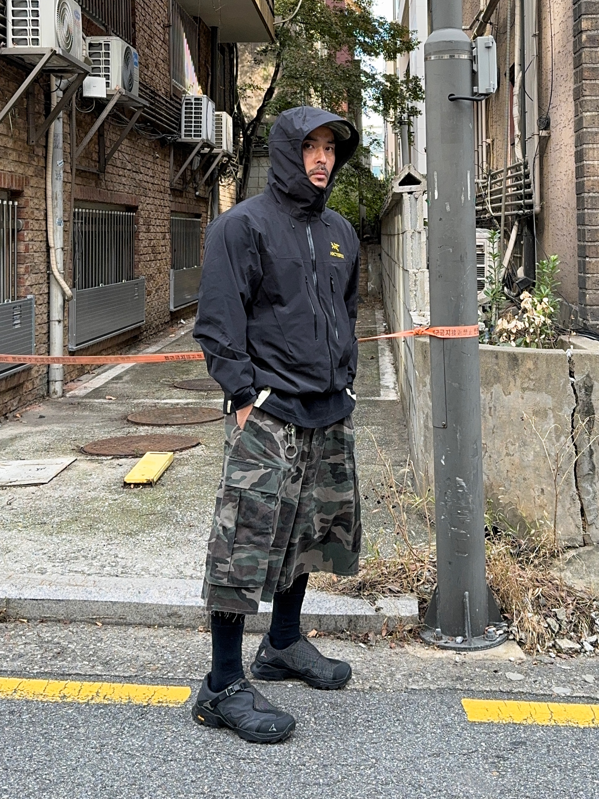 Arc'teryx Beta LT Jacket Black, Undermycar Mu.44 Anti Fxxking Logo Play Big Cargo Camo Shorts Camo Khaki 착용 스타일 - 4
