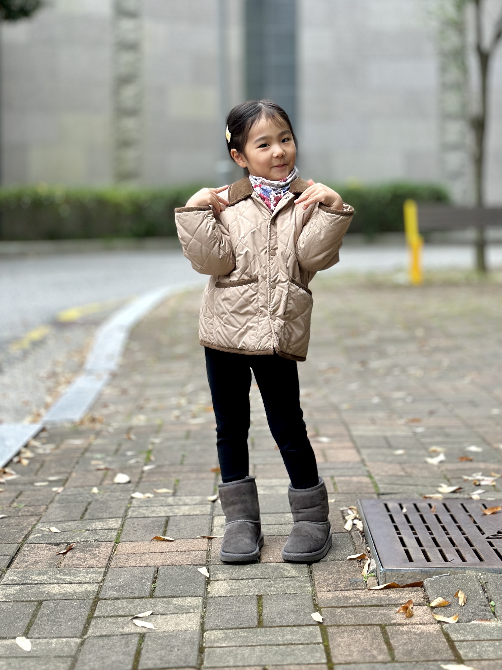 (Kids) UGG Classic II Boots Grey 착용 스타일 - 1