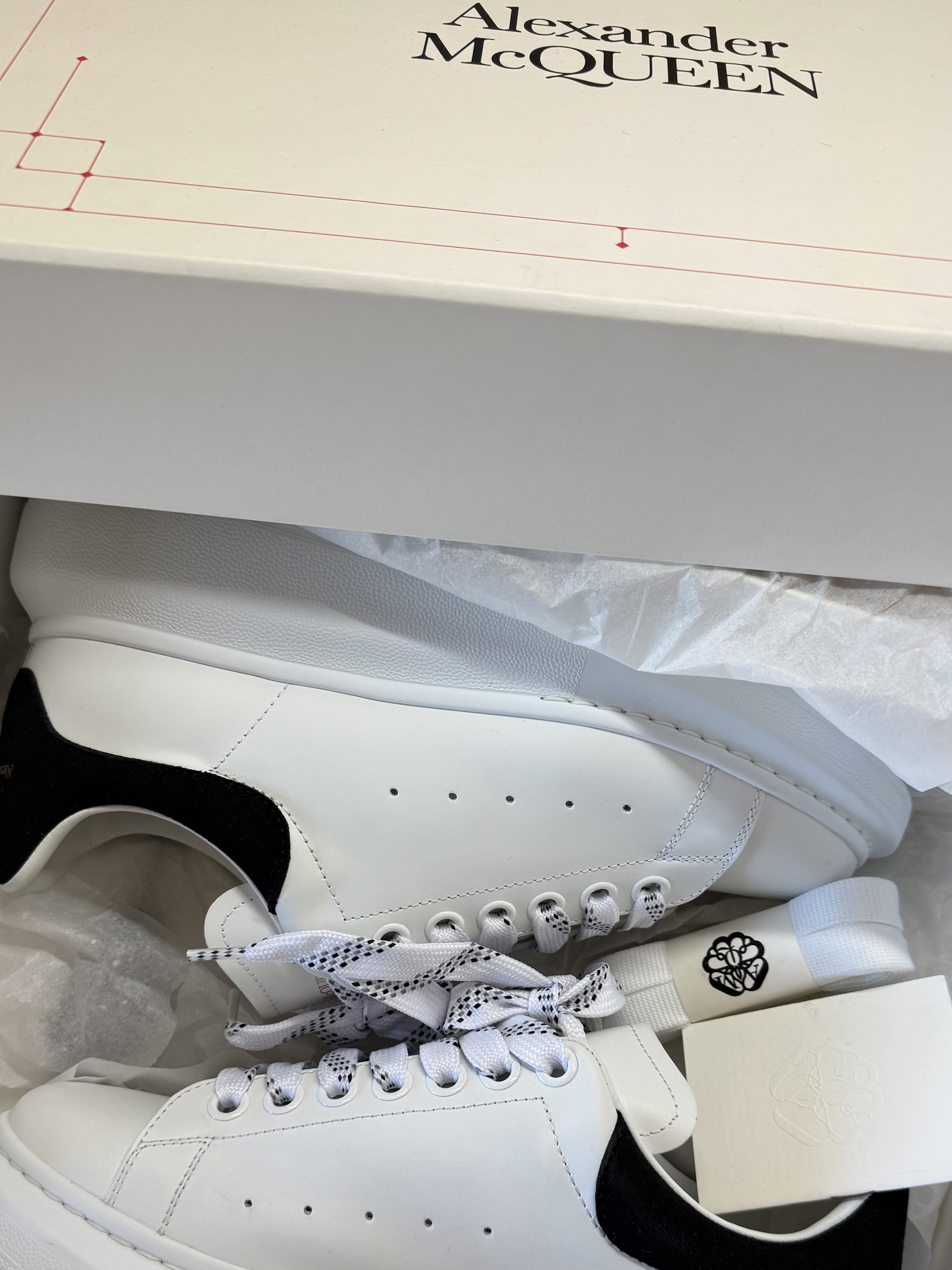 (W) Alexander McQueen Oversized Sneakers White Black 착용 스타일