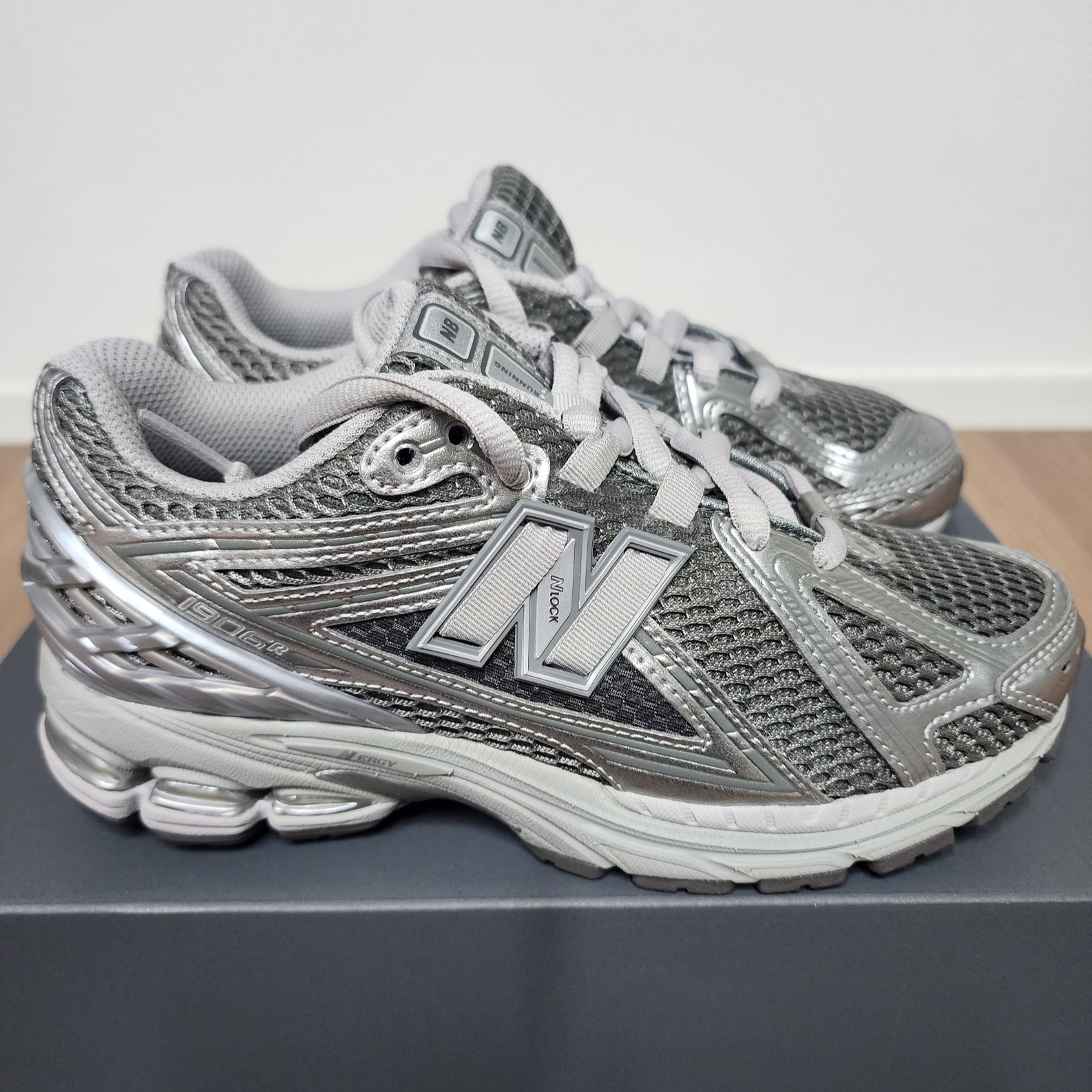 New Balance 1906R Harbor Grey Silver Metalic 착용 스타일 - 2