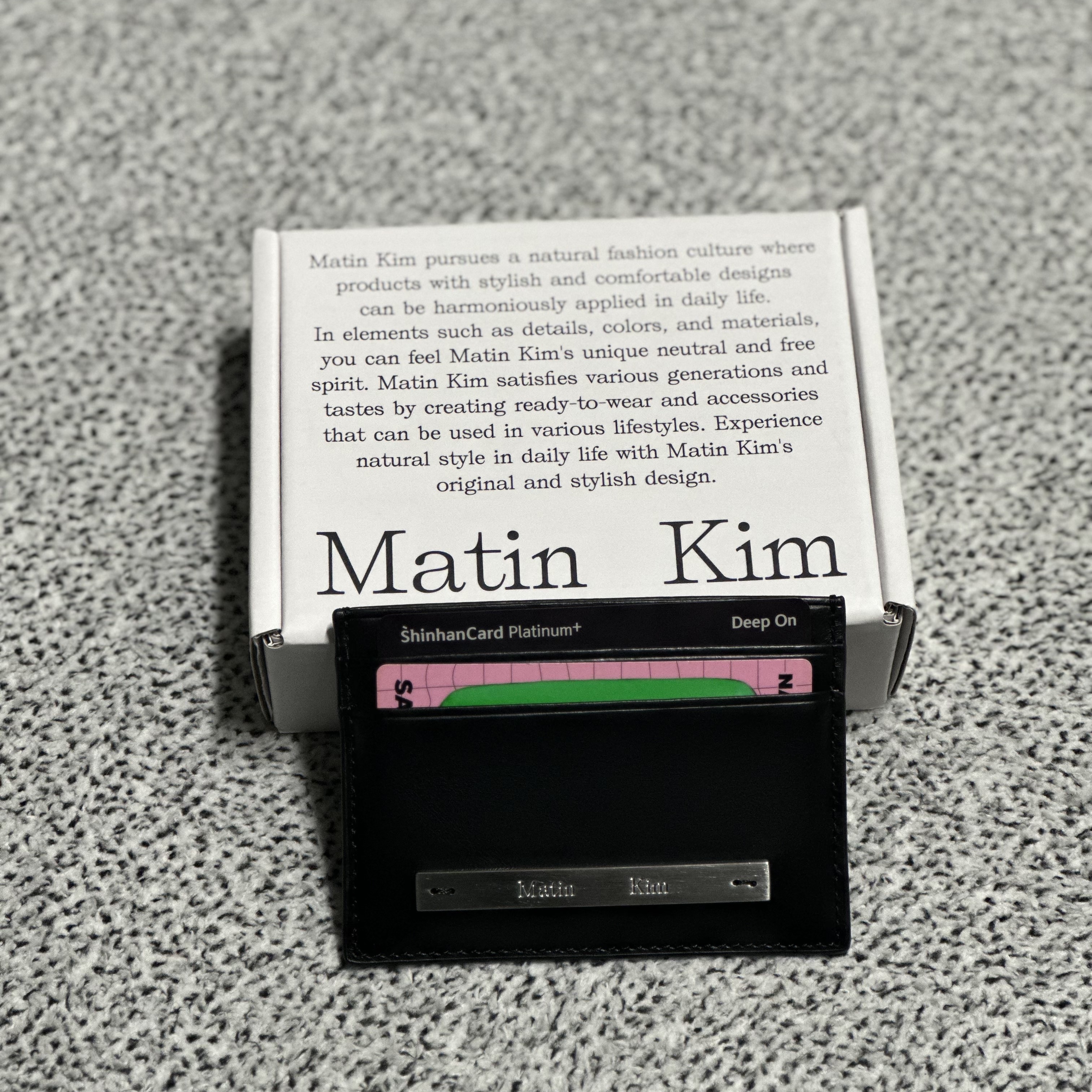 Matin Kim Vintage Card Wallet Black 착용 스타일