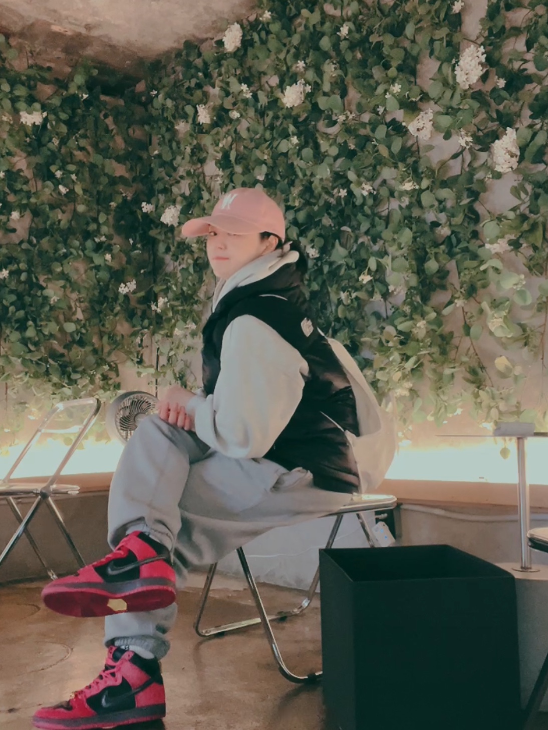NewJeans x Coller Rabbit String Bag Snow White, The North Face Nuptse On Ball Vest Real Black 착용 스타일 - 3