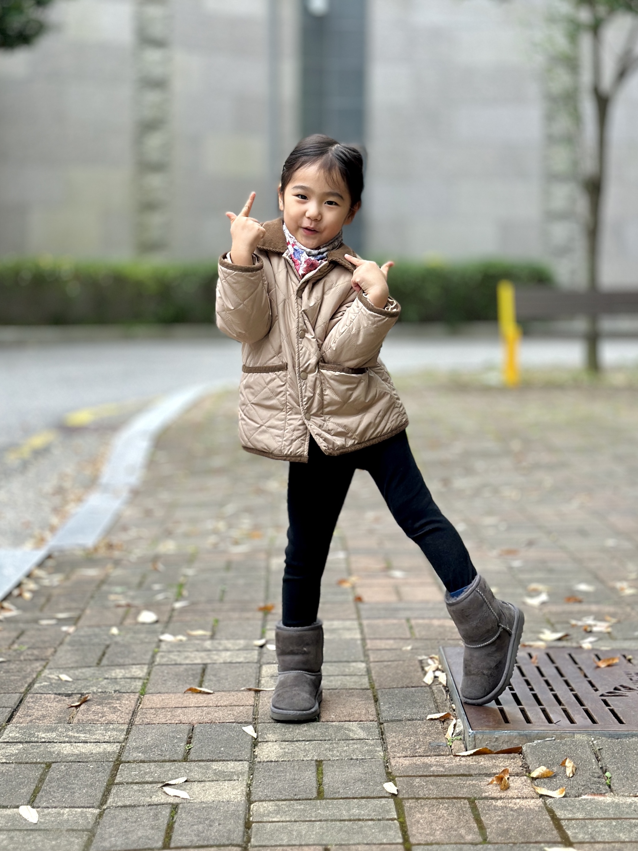 (Kids) UGG Classic II Boots Grey 착용 스타일 - 2