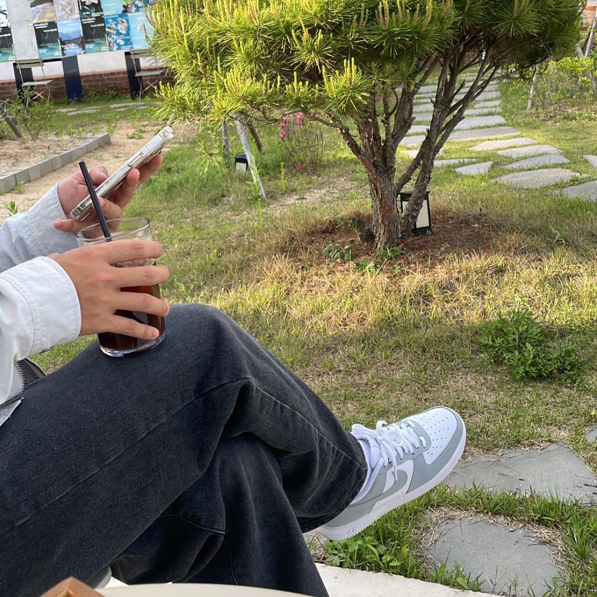 Nike Air Force 1 Low White Grey 착용 스타일 - 2