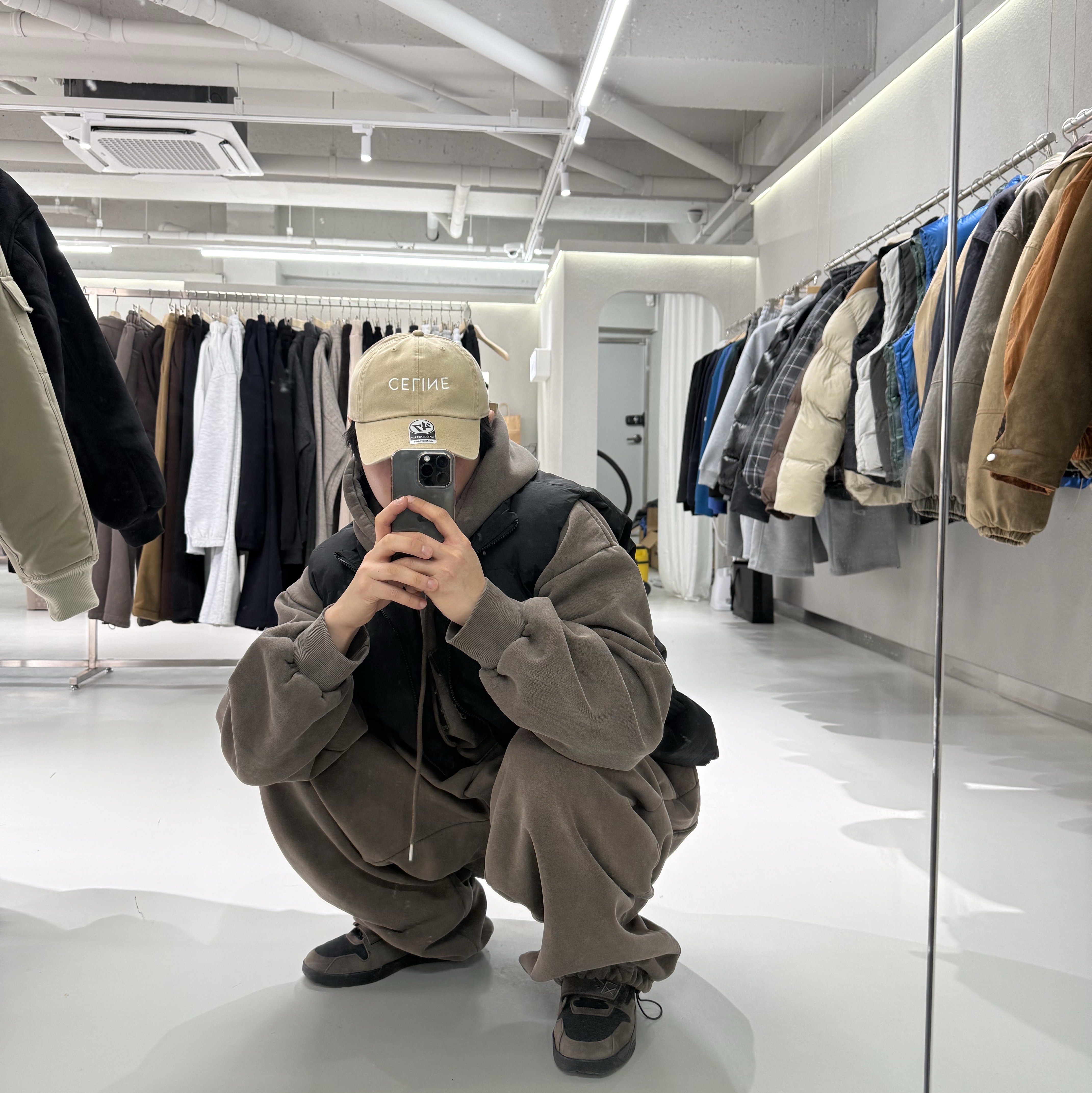 Jordan x Travis Scott Jumpman Jack TR Black and Dark Mocha 착용 스타일 - 3
