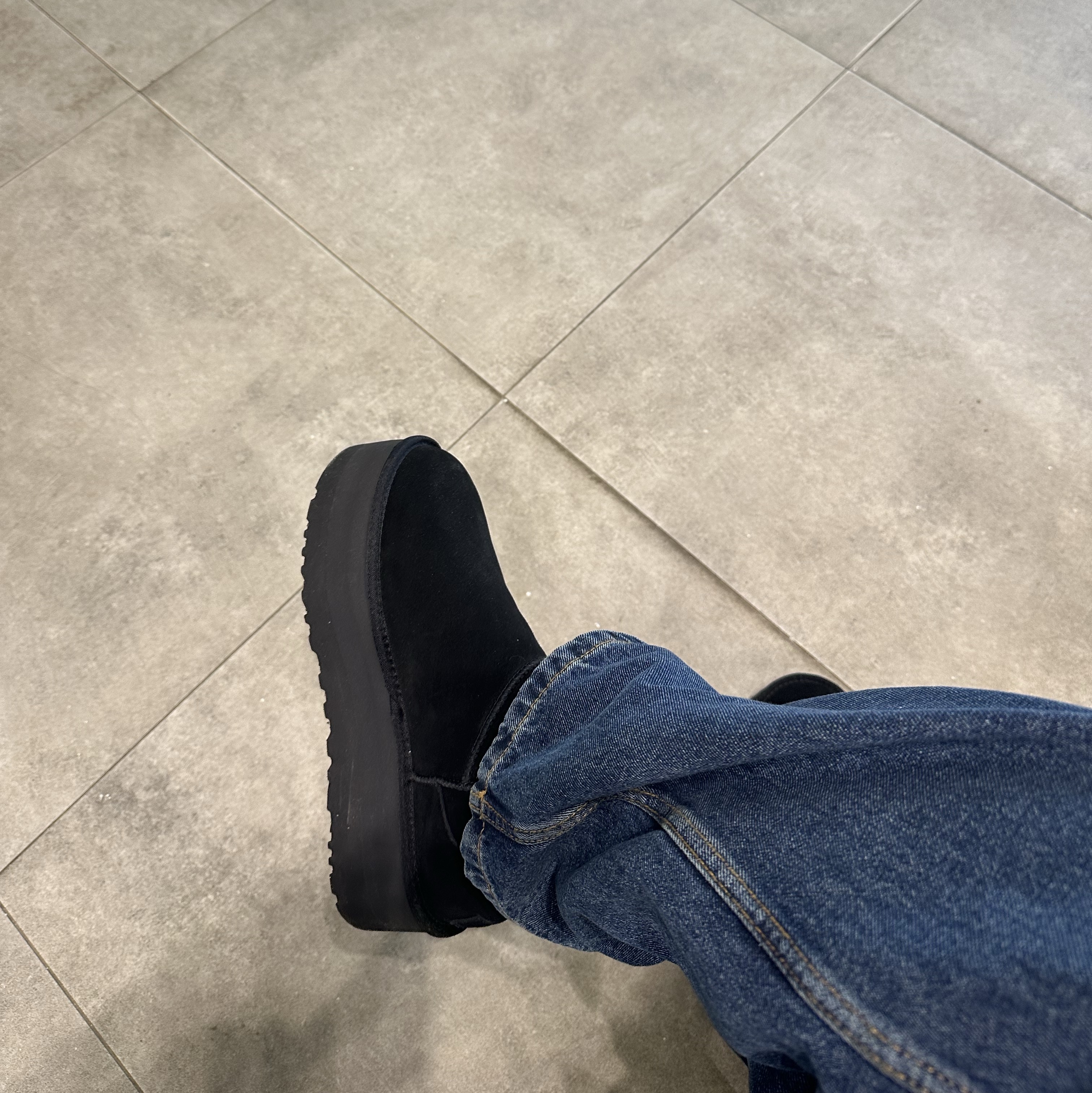(W) UGG Classic Ultra Mini Platform Boots Black 착용 스타일