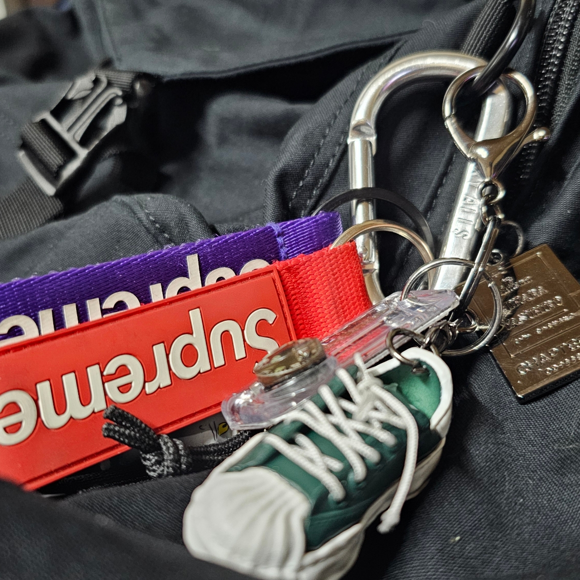 Odyssey x Maison Mihara Yasuhiro Blakey Keyring Green, Supreme Webbing Keychain Red - 23SS 착용 스타일