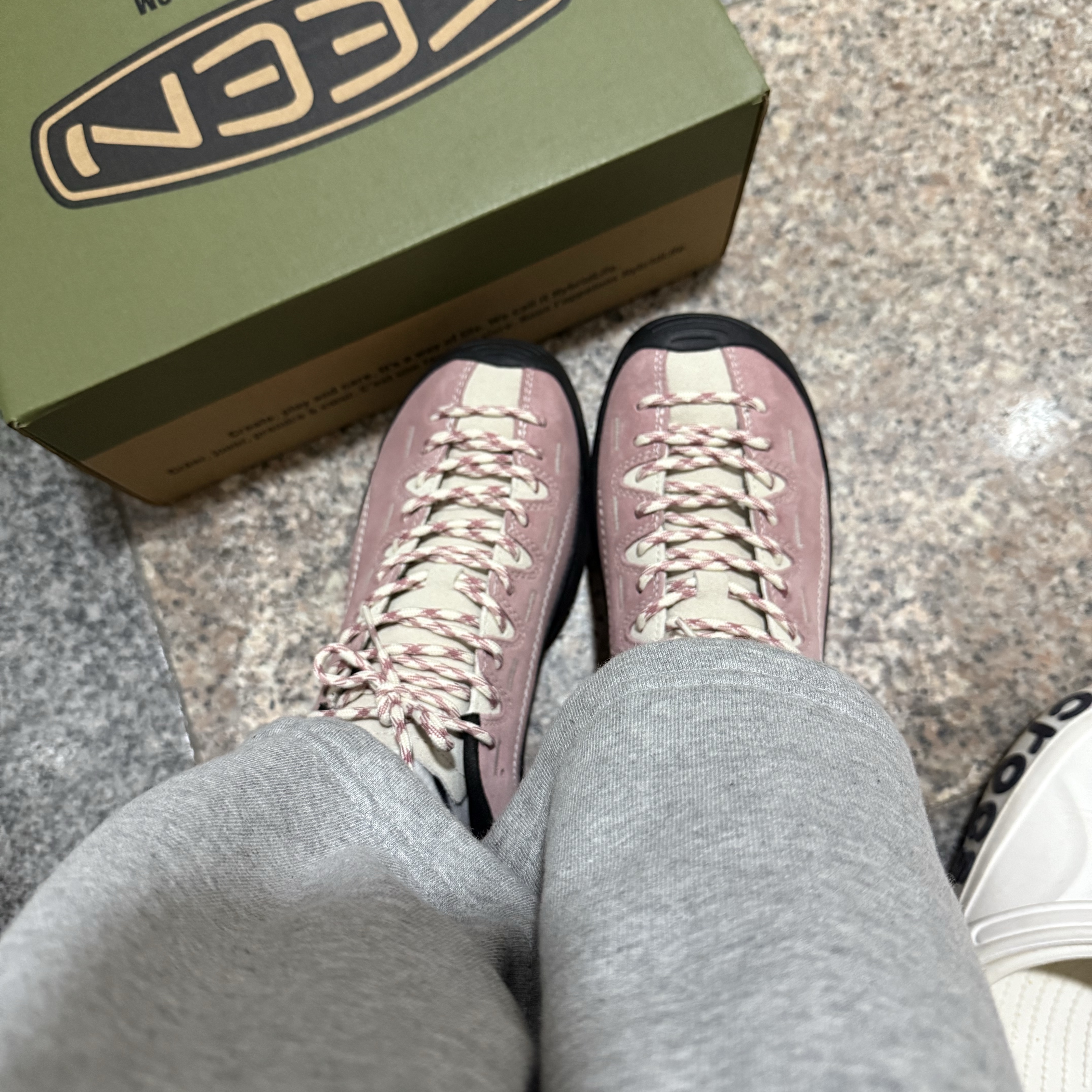 (W) Keen Jasper Suede Sneakers Nostalgia Rose Birch 착용 스타일 - 1