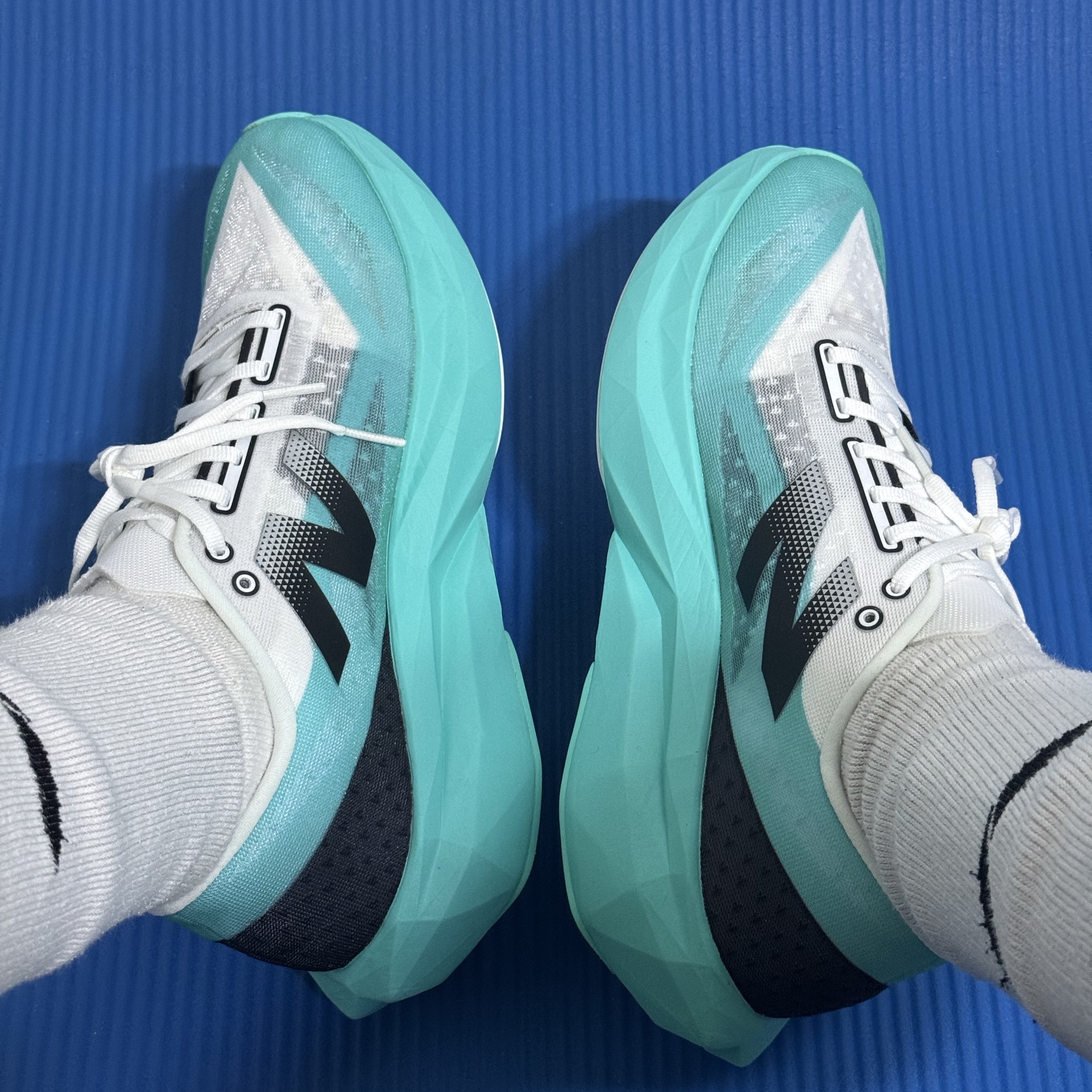 New Balance Fuelcell Rebel v4 Cyber Jade White - D Standard 착용 스타일 - 2
