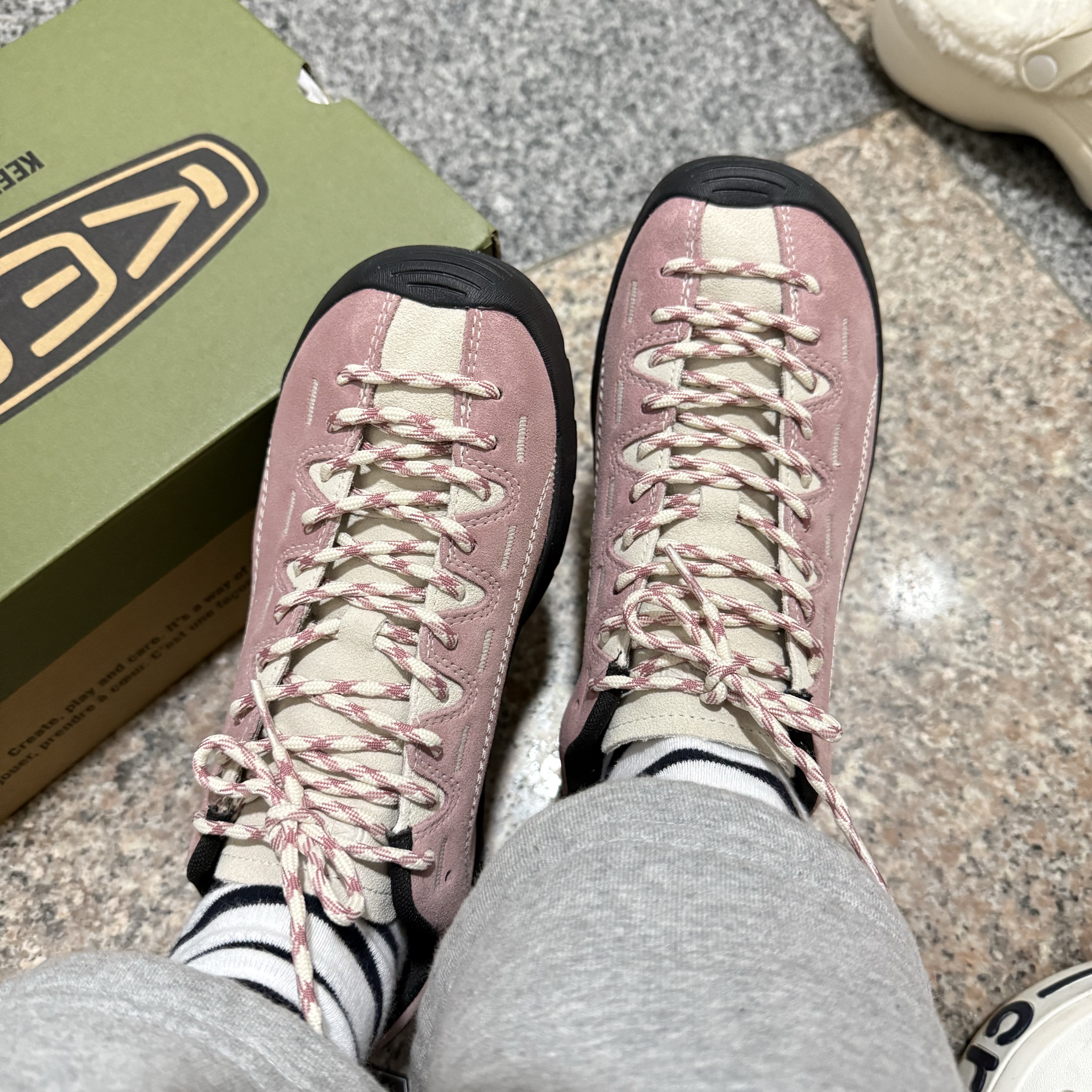(W) Keen Jasper Suede Sneakers Nostalgia Rose Birch 착용 스타일 - 2