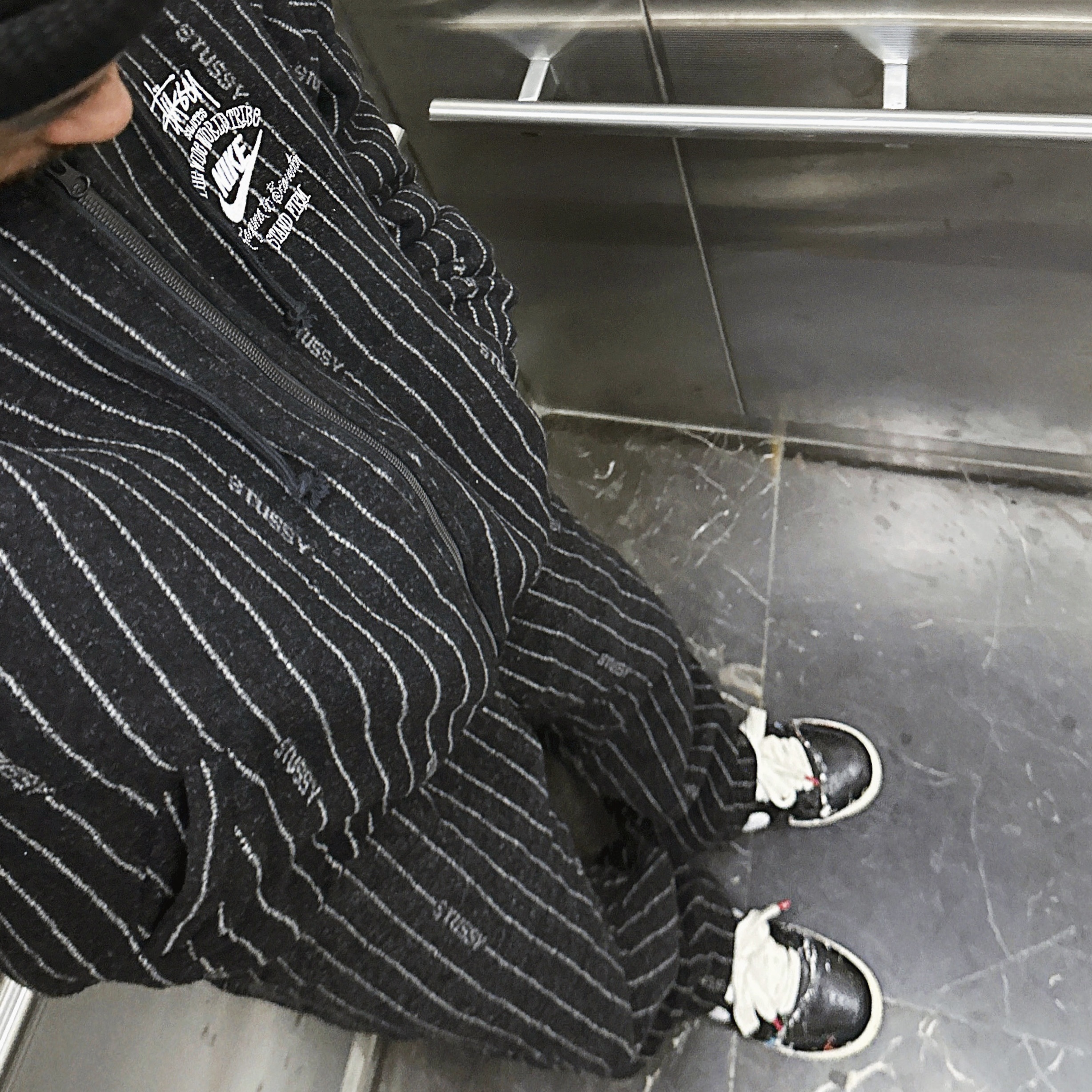 Nike x Stussy NRG Striped Wool Jacket Black (DR4023-010), Nike x Stussy NRG Striped Wool Pants Black (DR4021-010) 착용 스타일