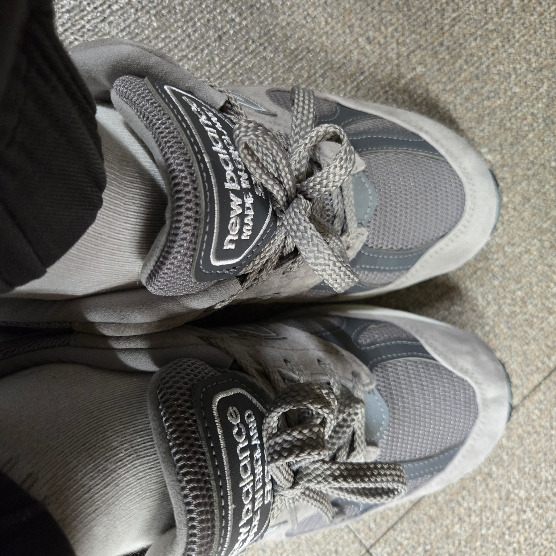 New Balance 991v2 Made in UK Rock Ridge Alloy Silver 착용 스타일