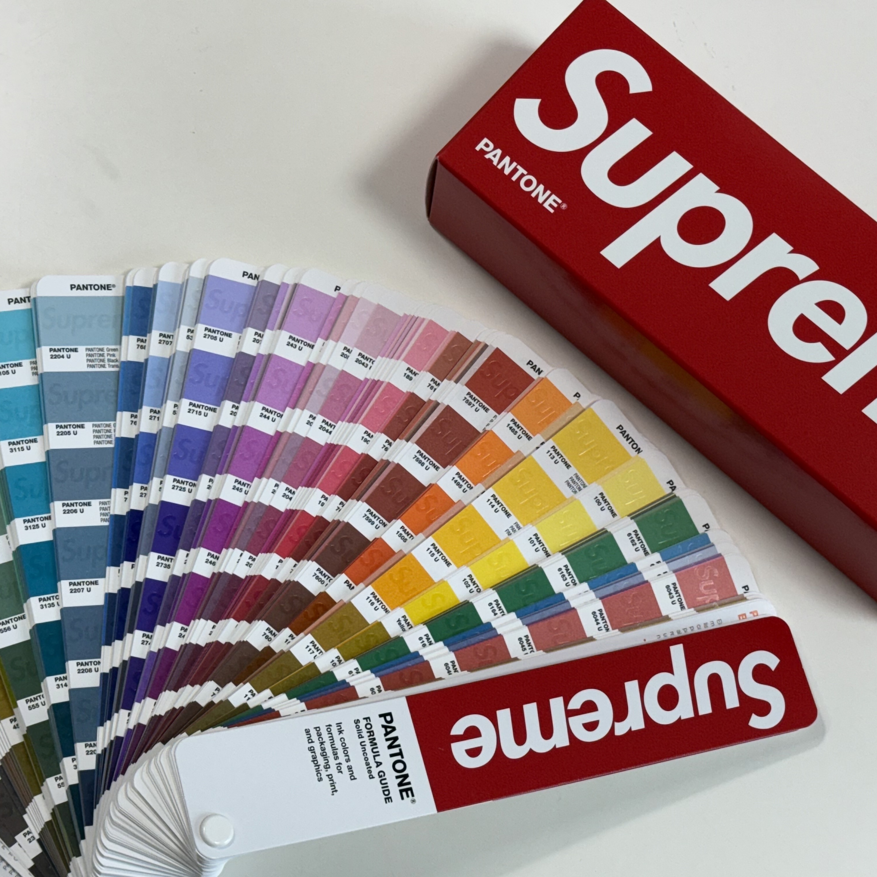Supreme x Pantone Formula Guide White - 24FW 착용 스타일 - 4