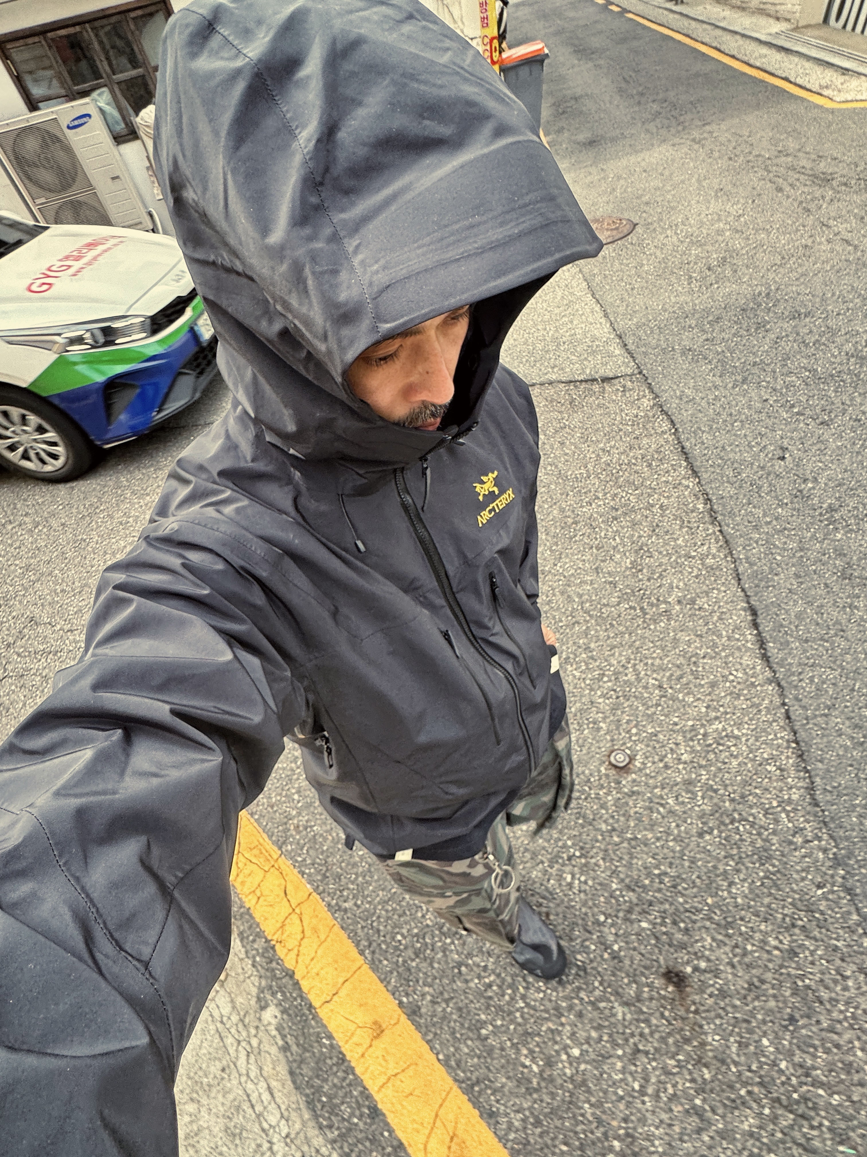 Arc'teryx Beta LT Jacket Black, Undermycar Mu.44 Anti Fxxking Logo Play Big Cargo Camo Shorts Camo Khaki 착용 스타일 - 1