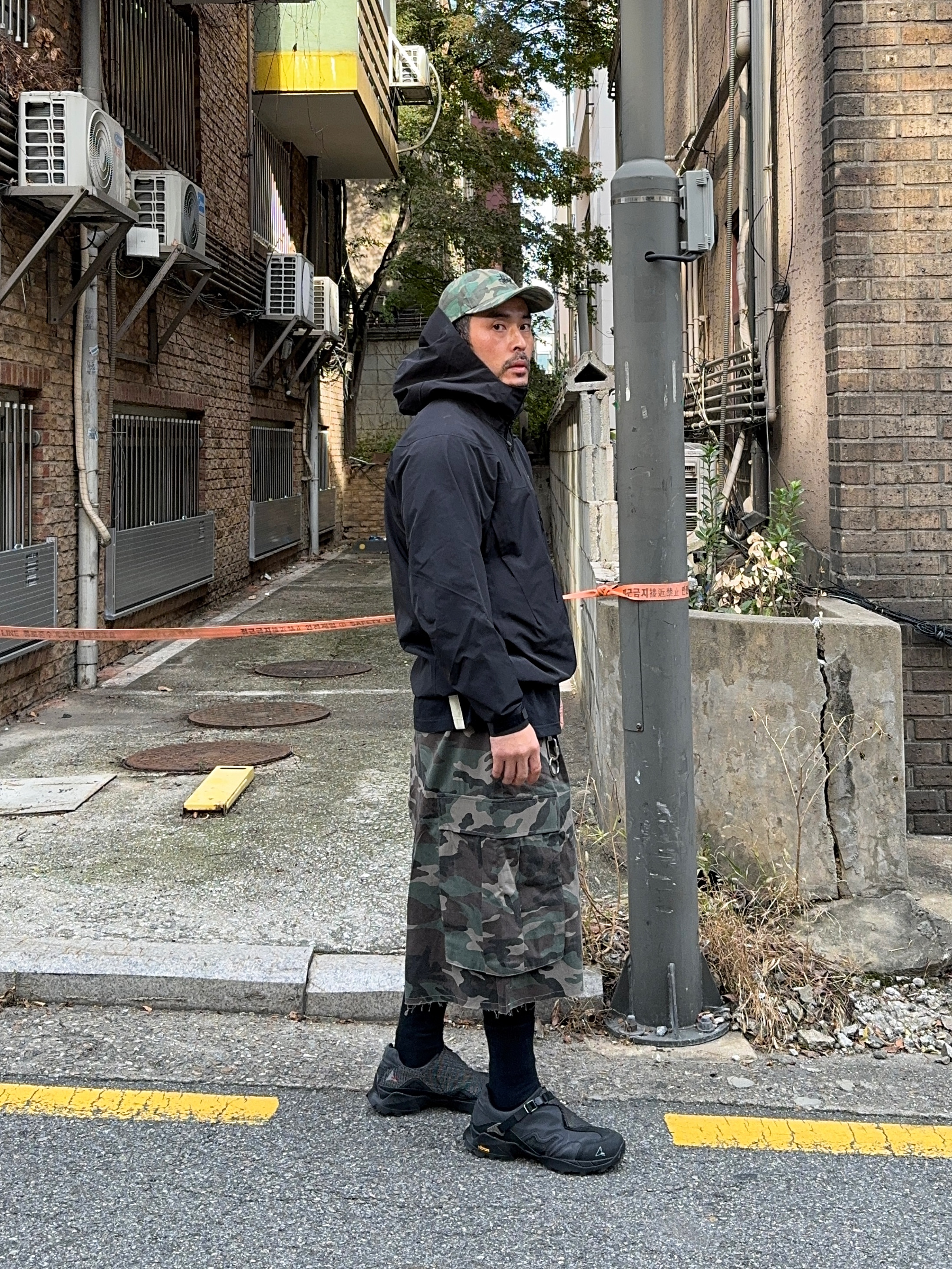 Arc'teryx Beta LT Jacket Black, Undermycar Mu.44 Anti Fxxking Logo Play Big Cargo Camo Shorts Camo Khaki 착용 스타일 - 3