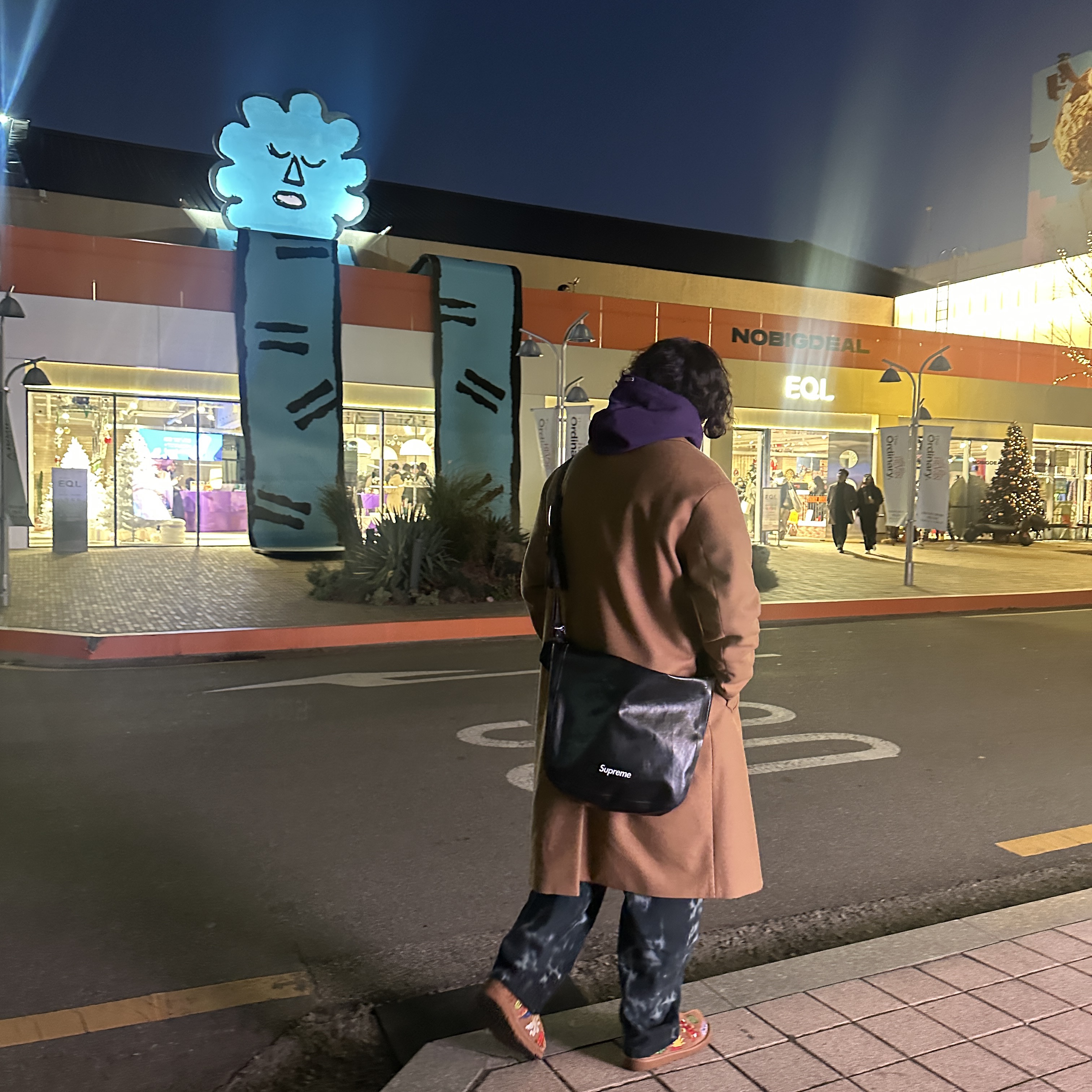 UGG x Palace Tasman Slipper Chestnut 착용 스타일 - 2