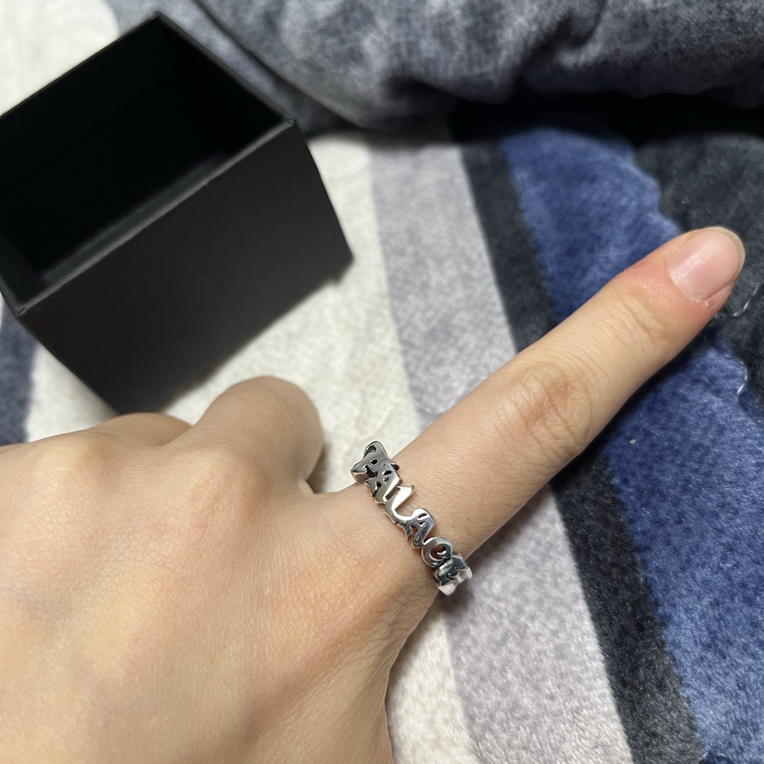 Palace TGF Old Font Ring Silver - 24FW 착용 스타일