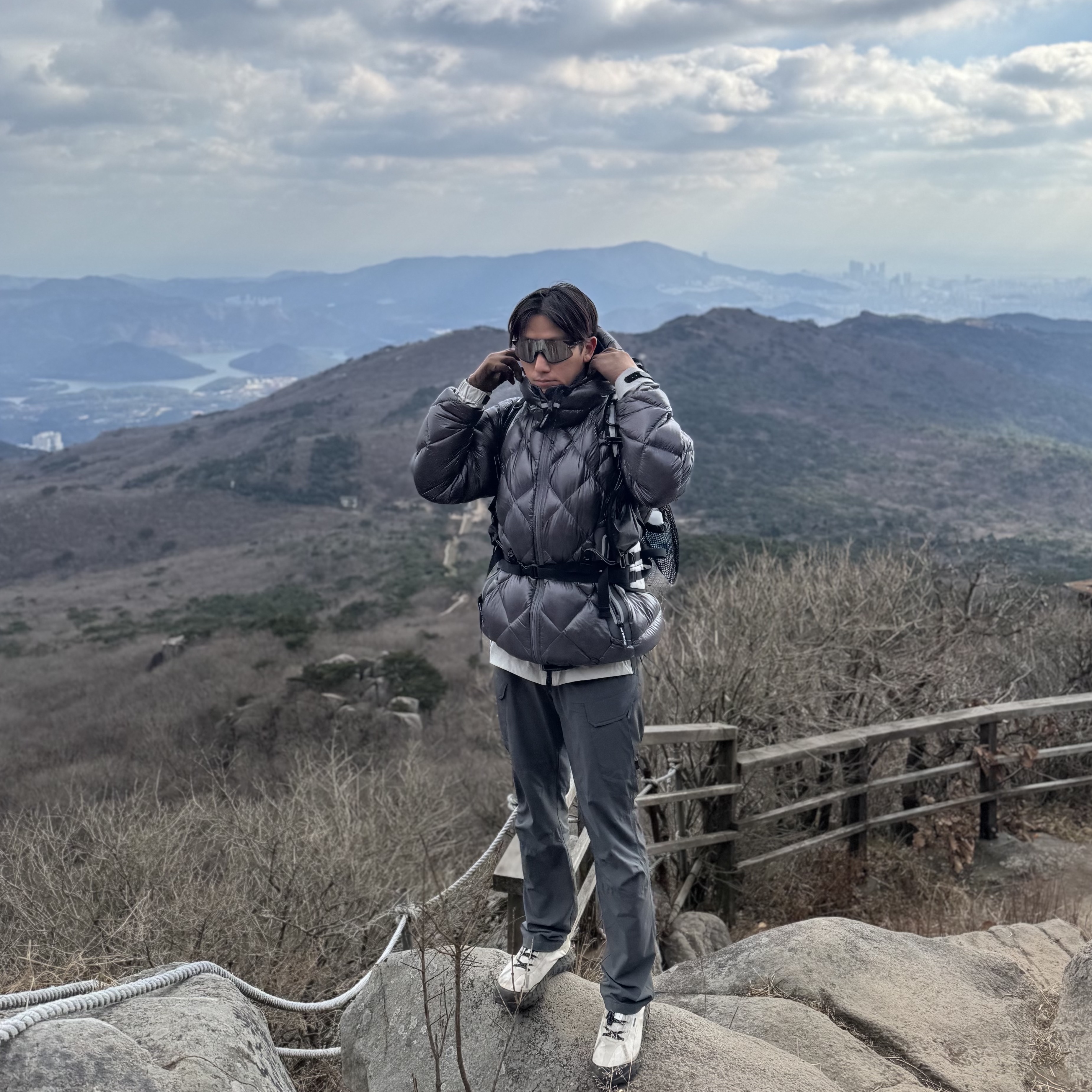 Satisfy Cloudmerino Liner Gloves Batik Pine, Satisfy Softcell Bandana Pale Blue 착용 스타일 - 2