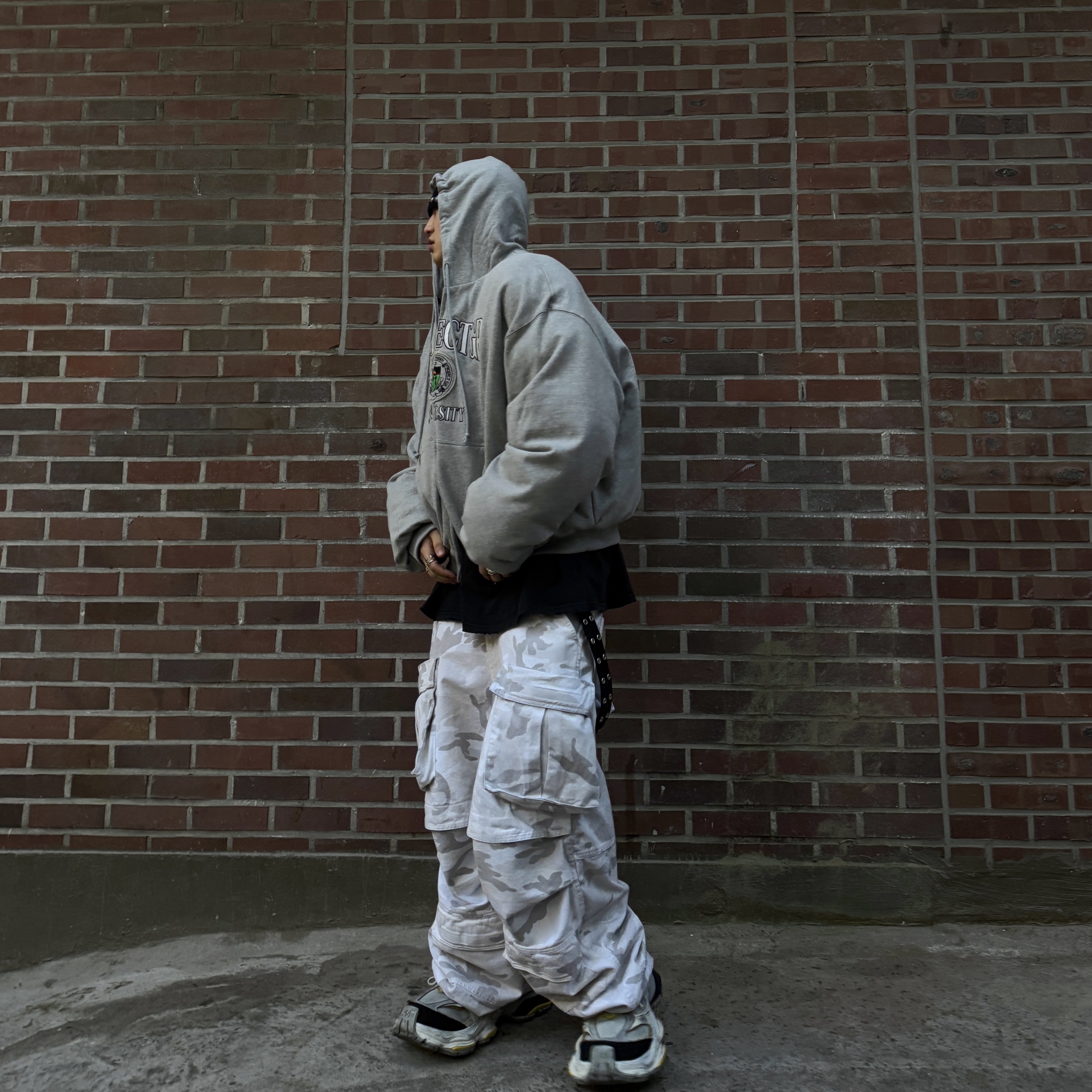Project G/R Reversible Hooded Puffer Jacket Grey, Project G/R Washed Cargo Pants White Camo 착용 스타일 - 2