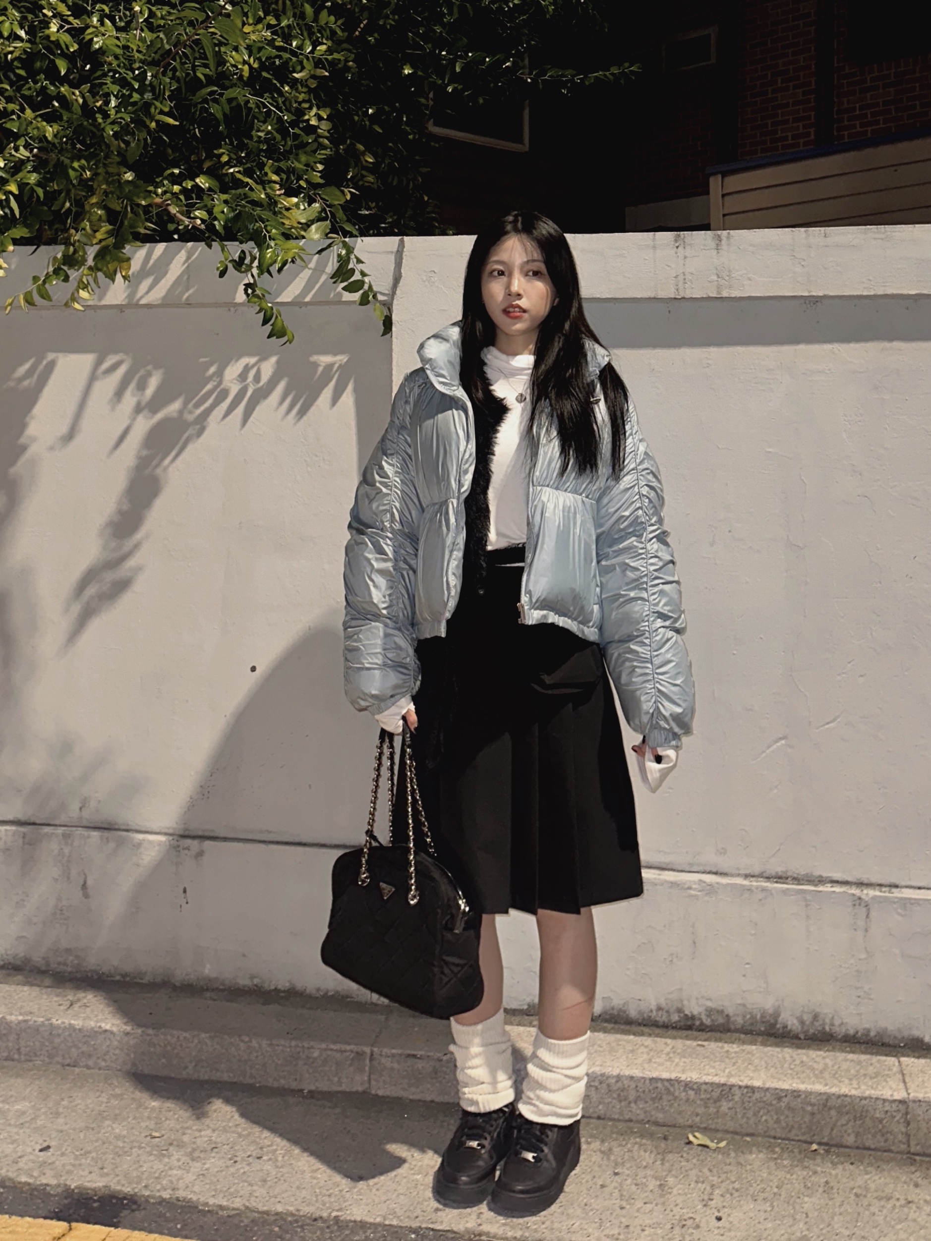 Nike Air Force 1 '07 Low Triple Black, Prada Pocono Nylon Quilted Chain Shoulder Bag Black 착용 스타일 - 1
