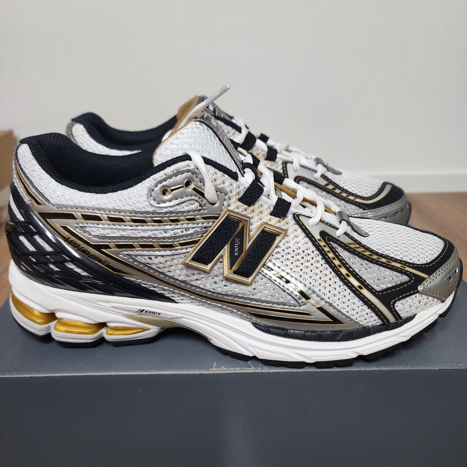 New Balance 1906R White Gold 착용 스타일 - 2