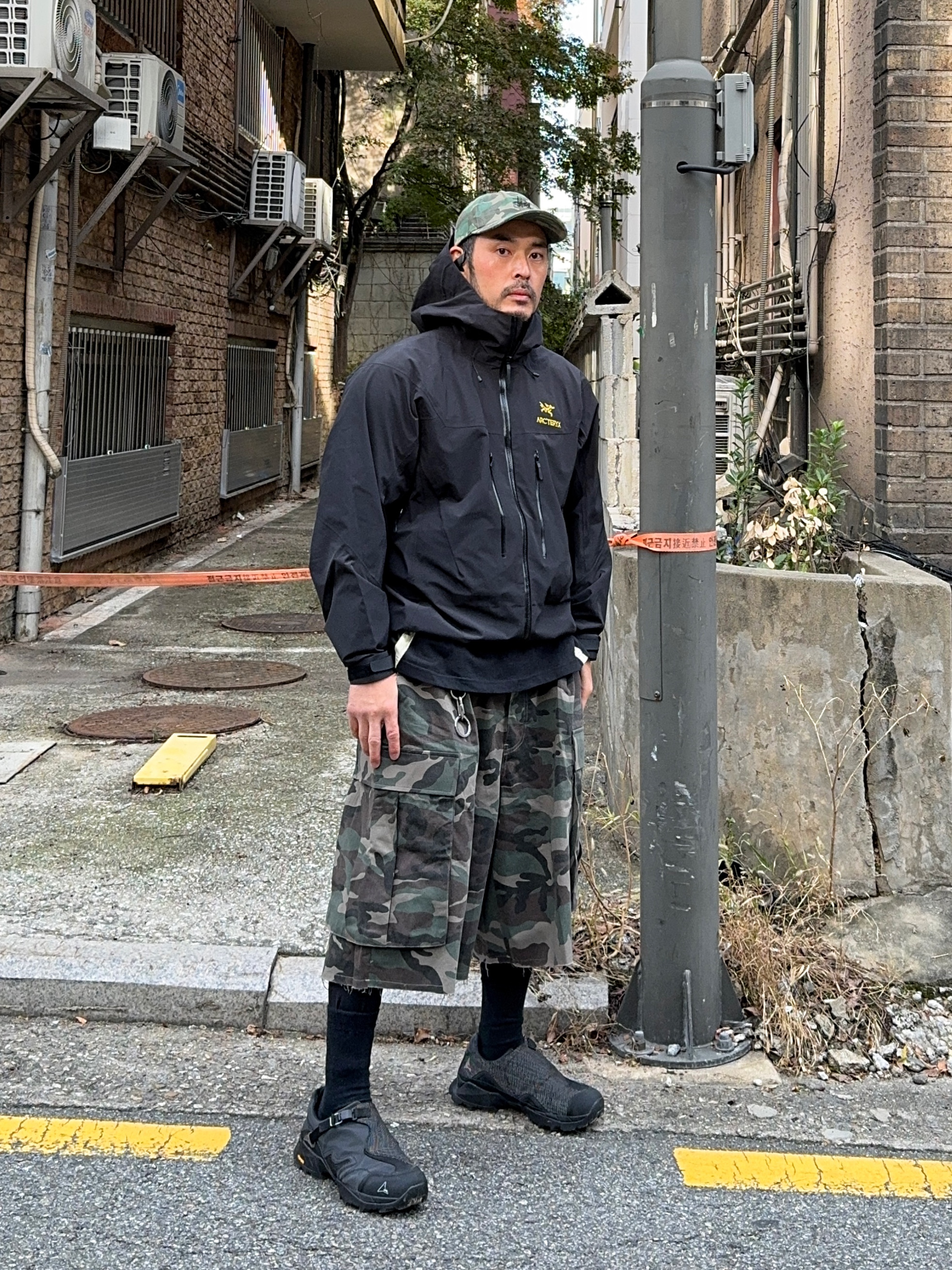 Arc'teryx Beta LT Jacket Black, Undermycar Mu.44 Anti Fxxking Logo Play Big Cargo Camo Shorts Camo Khaki 착용 스타일 - 5