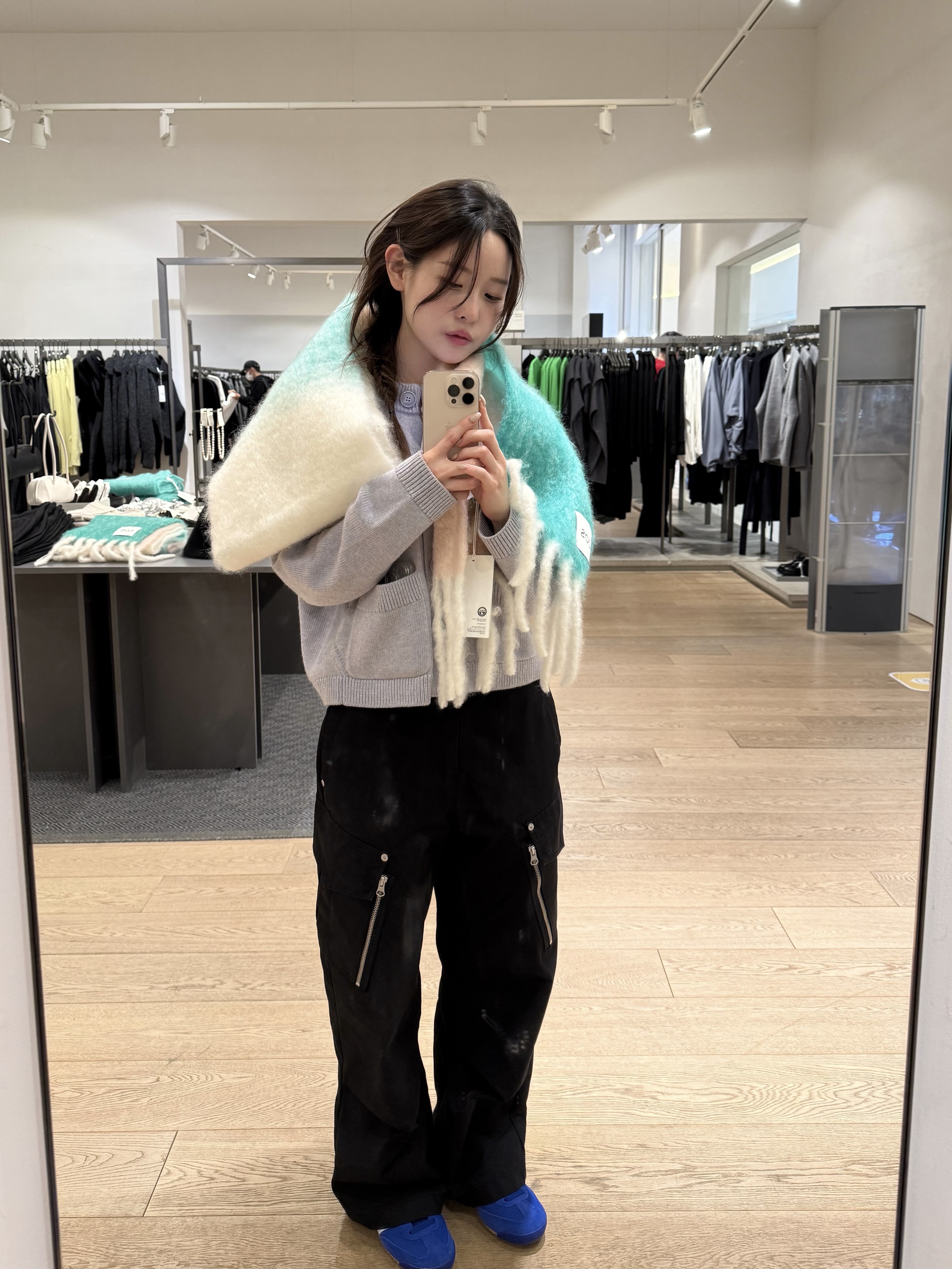 Adidas R71 Royal Blue Cloud White, COS Fringe Brushed Mohair Muffler Green Ivory 착용 스타일