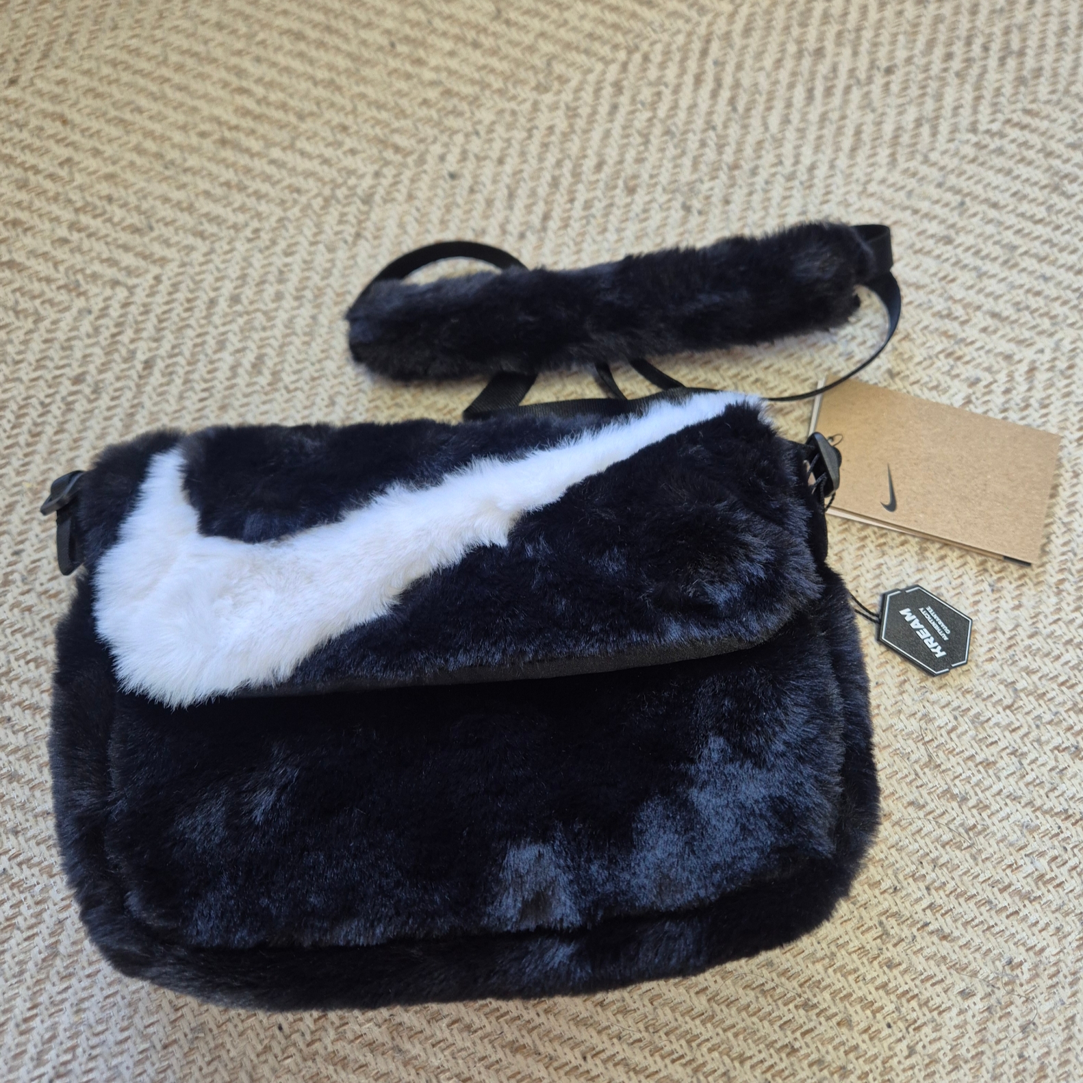 Nike NSW Futura 365 Faux Fur Crossbody Bag 1L Black 착용 스타일 - 1