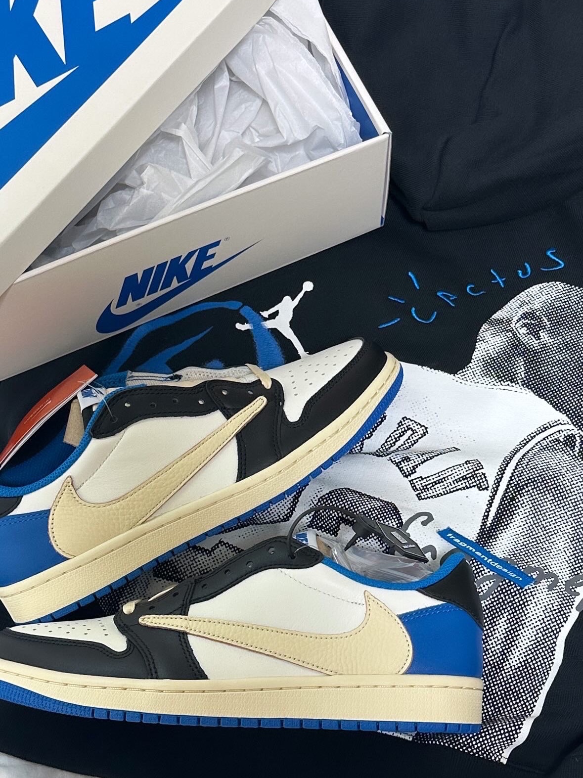 Jordan 1 x Travis Scott x Fragment Retro Low OG SP Military Blue, Jordan x Travis Scott x Fragment Hoodie Black (DJ0616-010) 착용 스타일 - 1