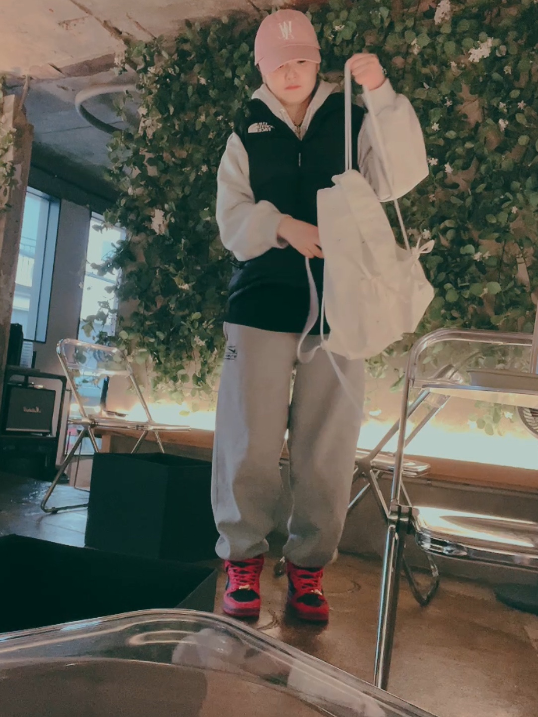NewJeans x Coller Rabbit String Bag Snow White, The North Face Nuptse On Ball Vest Real Black 착용 스타일 - 4